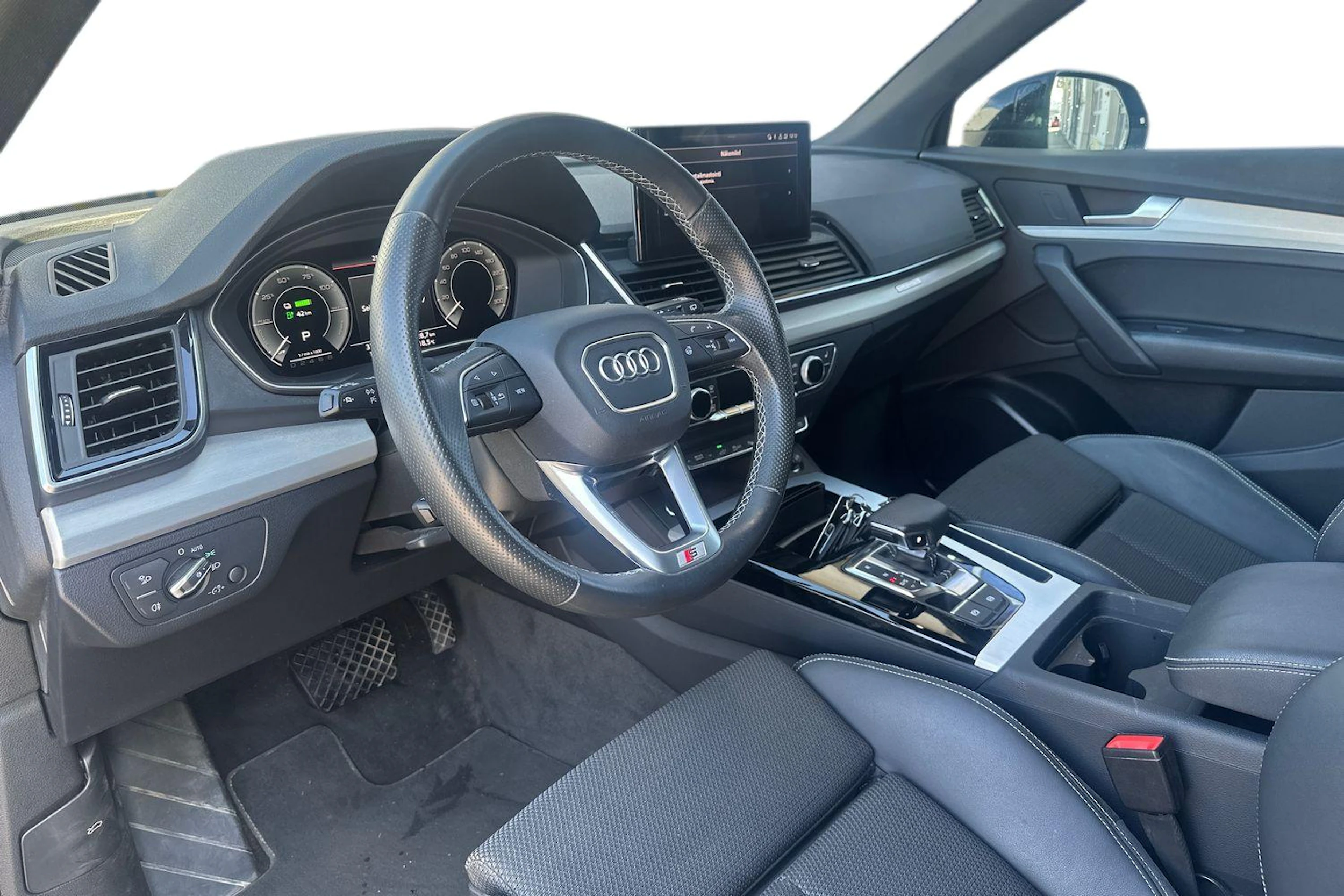 Musta Audi Q5 2024 kuva 3.