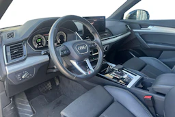 Musta Audi Q5 2024 kuva 3.