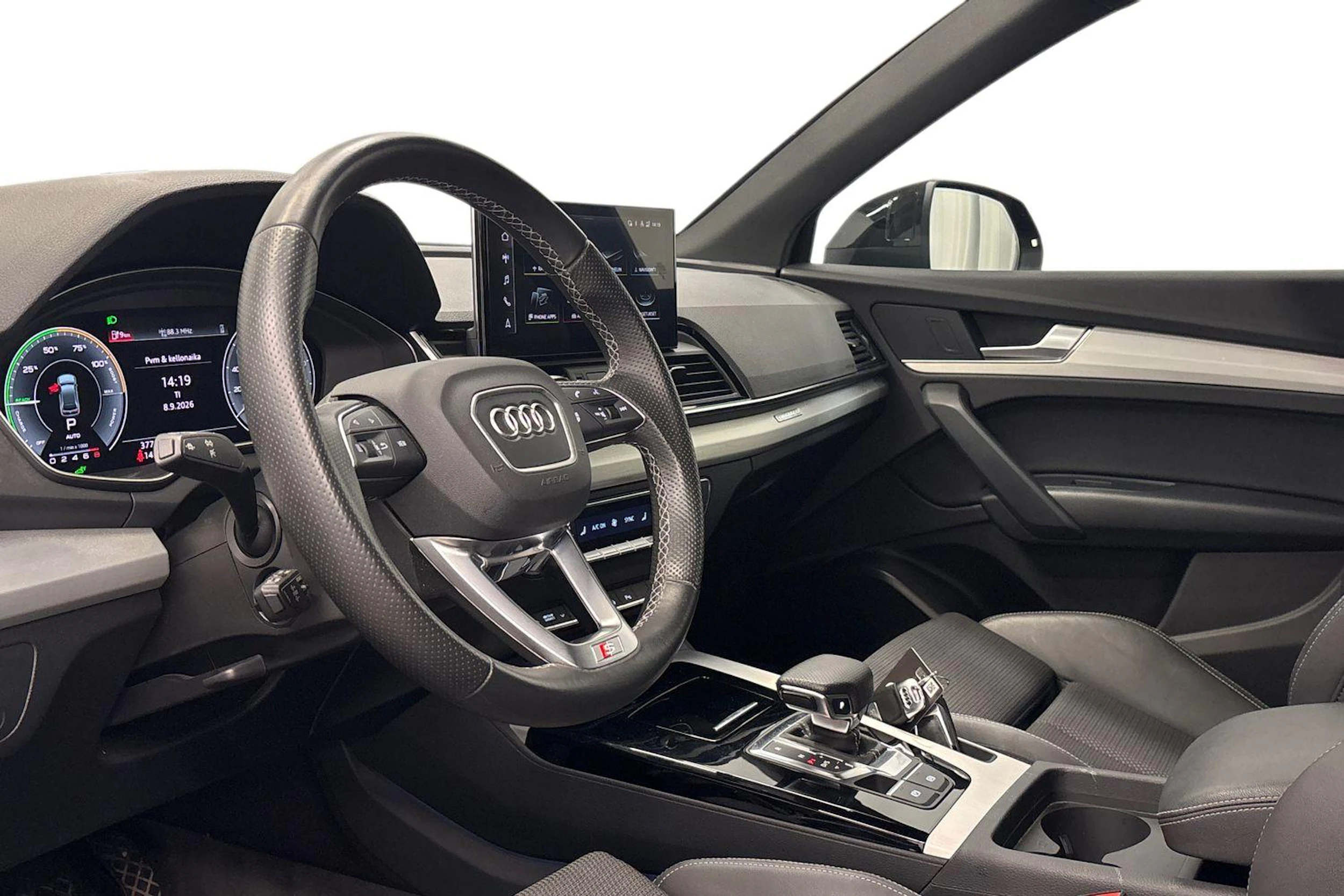 musta Audi Q5 2023 kuva 6.