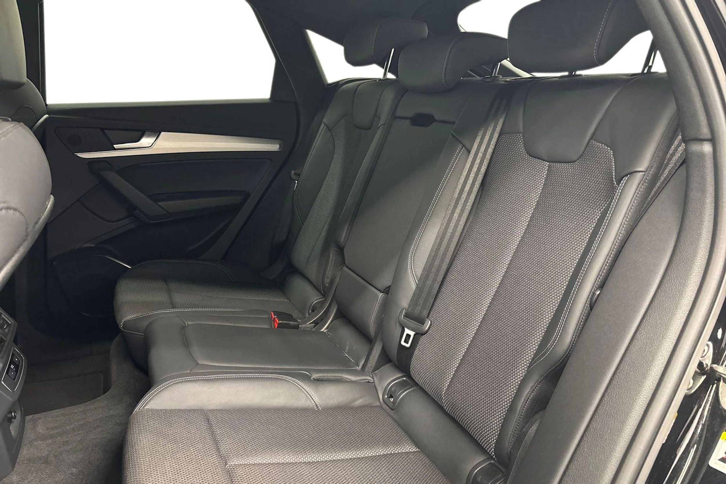 musta Audi Q5 2023 kuva 8.