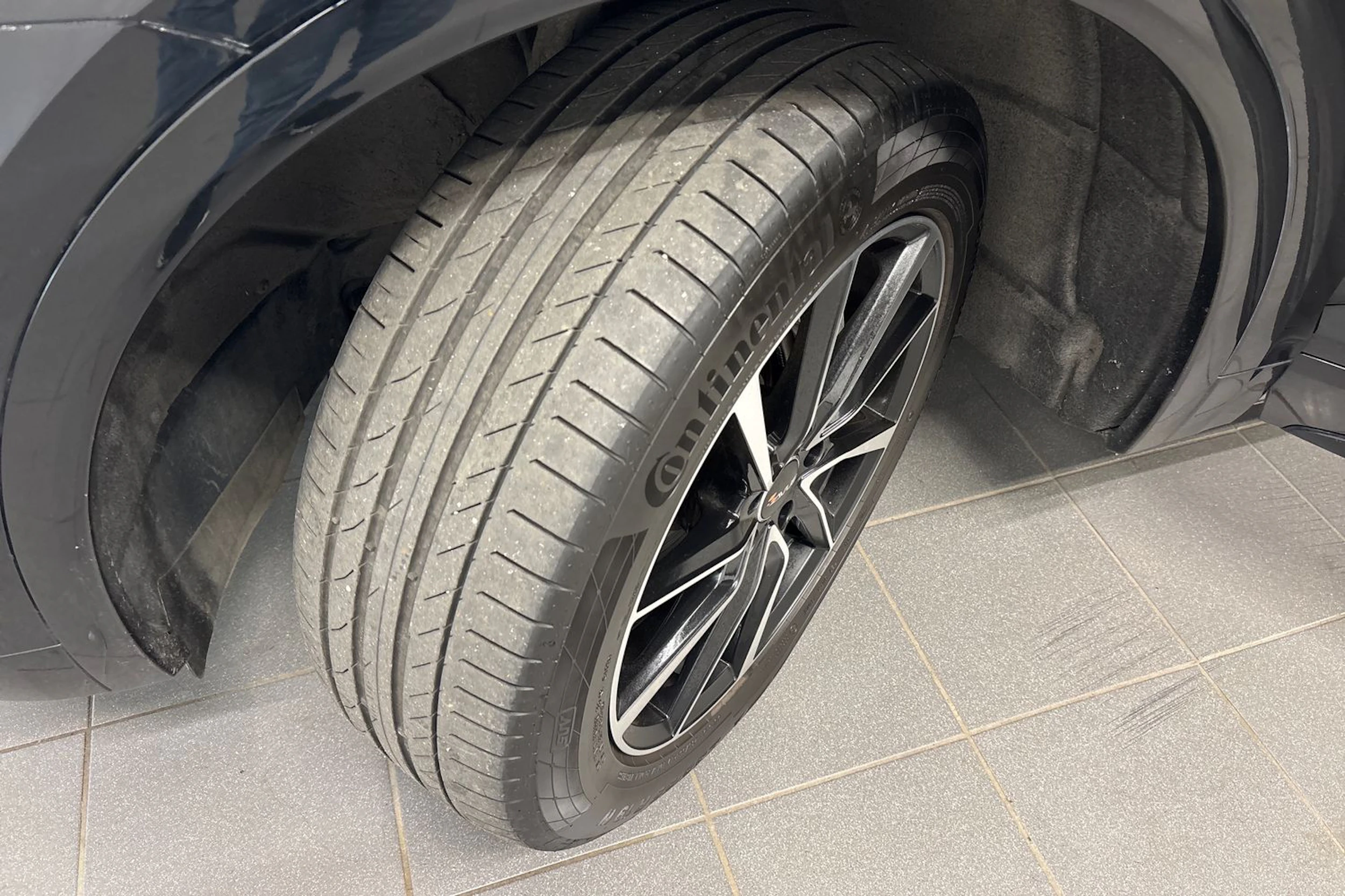 musta Audi Q5 2023 kuva 10.