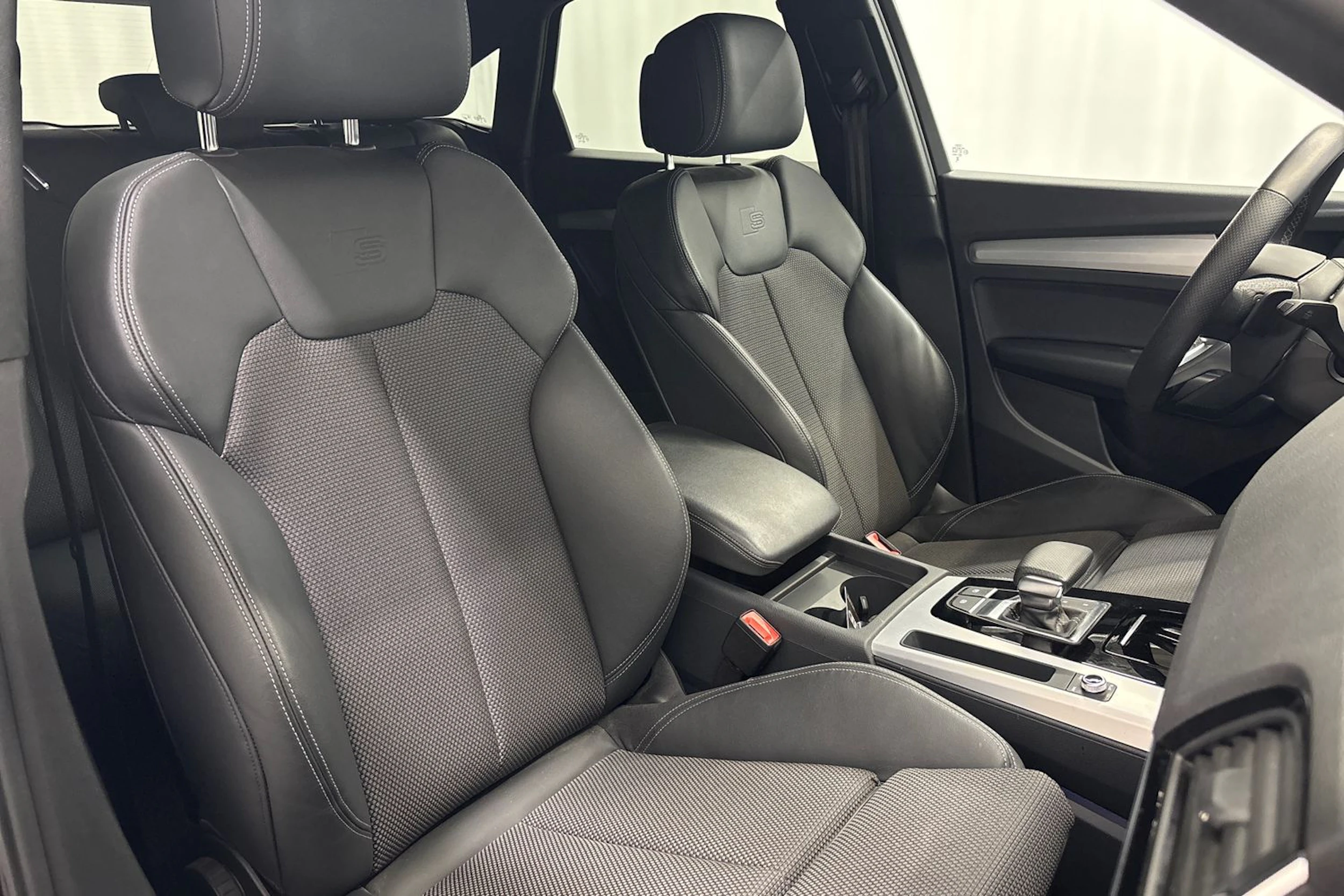 musta Audi Q5 2023 kuva 11.