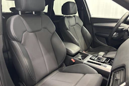 musta Audi Q5 2023 kuva 11.