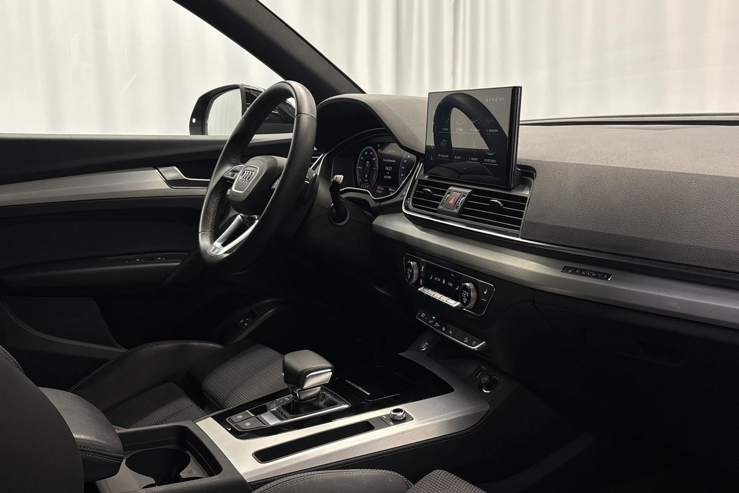 musta Audi Q5 2023 kuva 12.