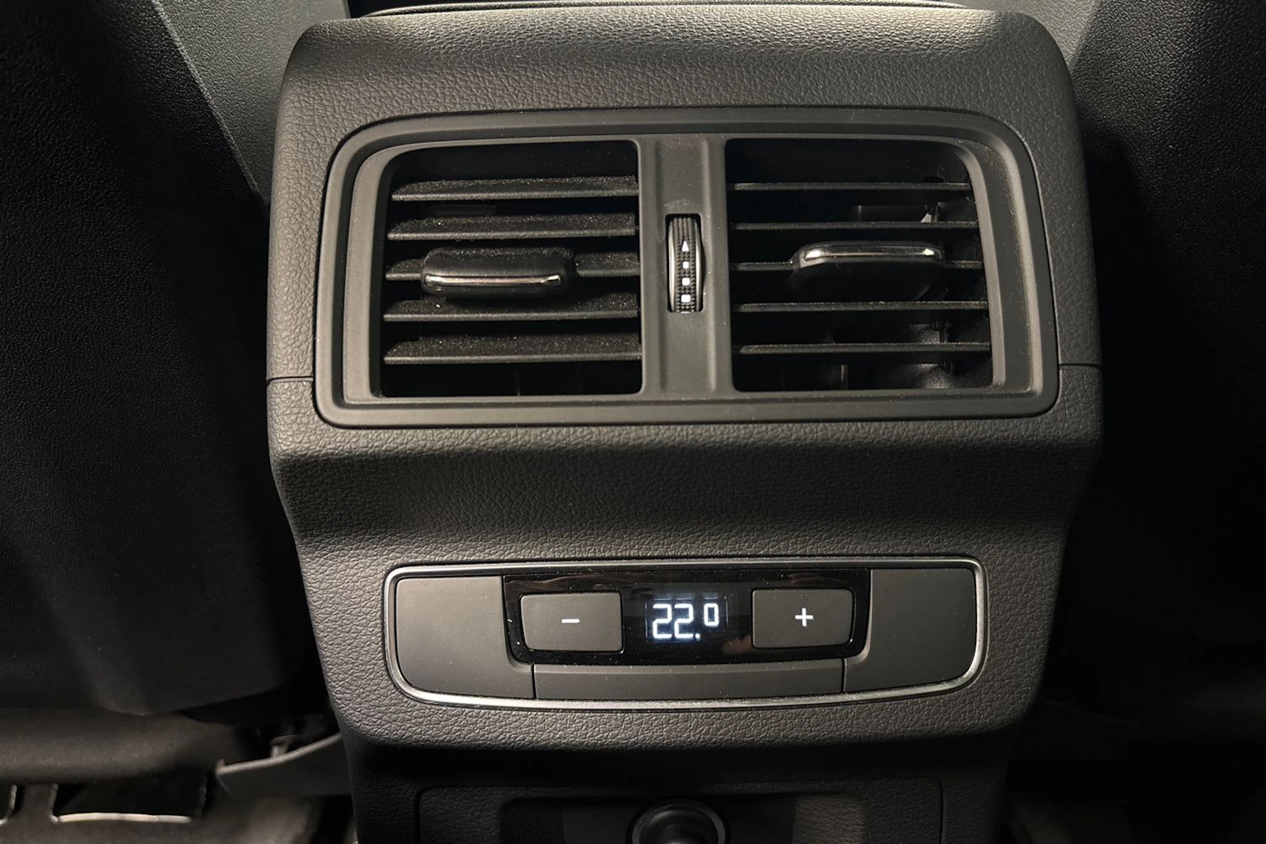 musta Audi Q5 2023 kuva 13.