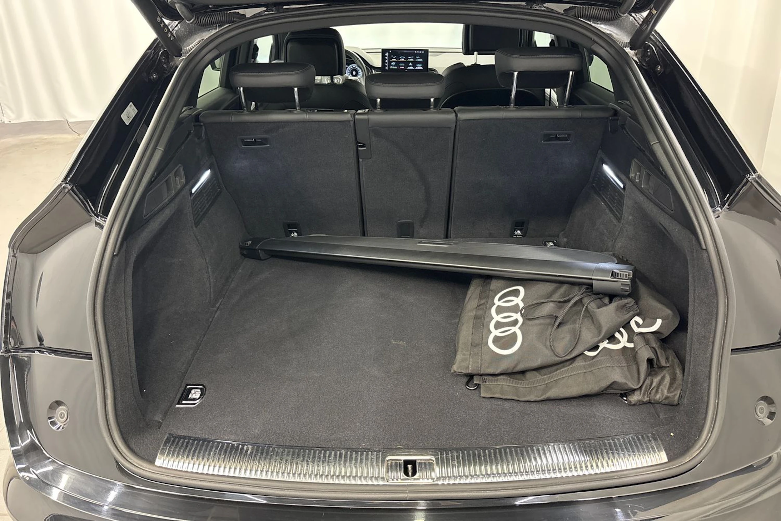 musta Audi Q5 2023 kuva 14.