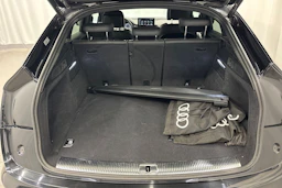 musta Audi Q5 2023 kuva 14.