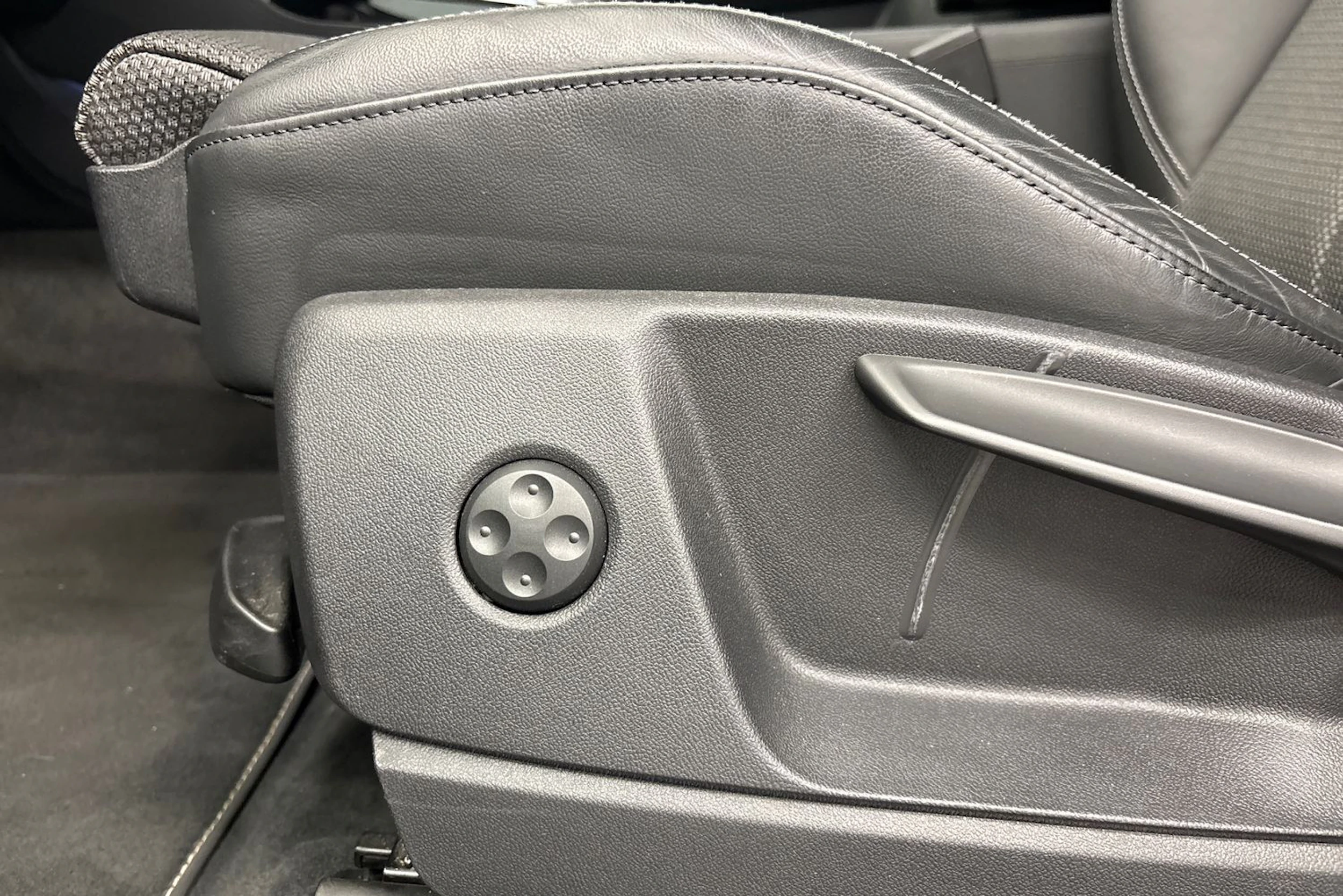musta Audi Q5 2023 kuva 17.