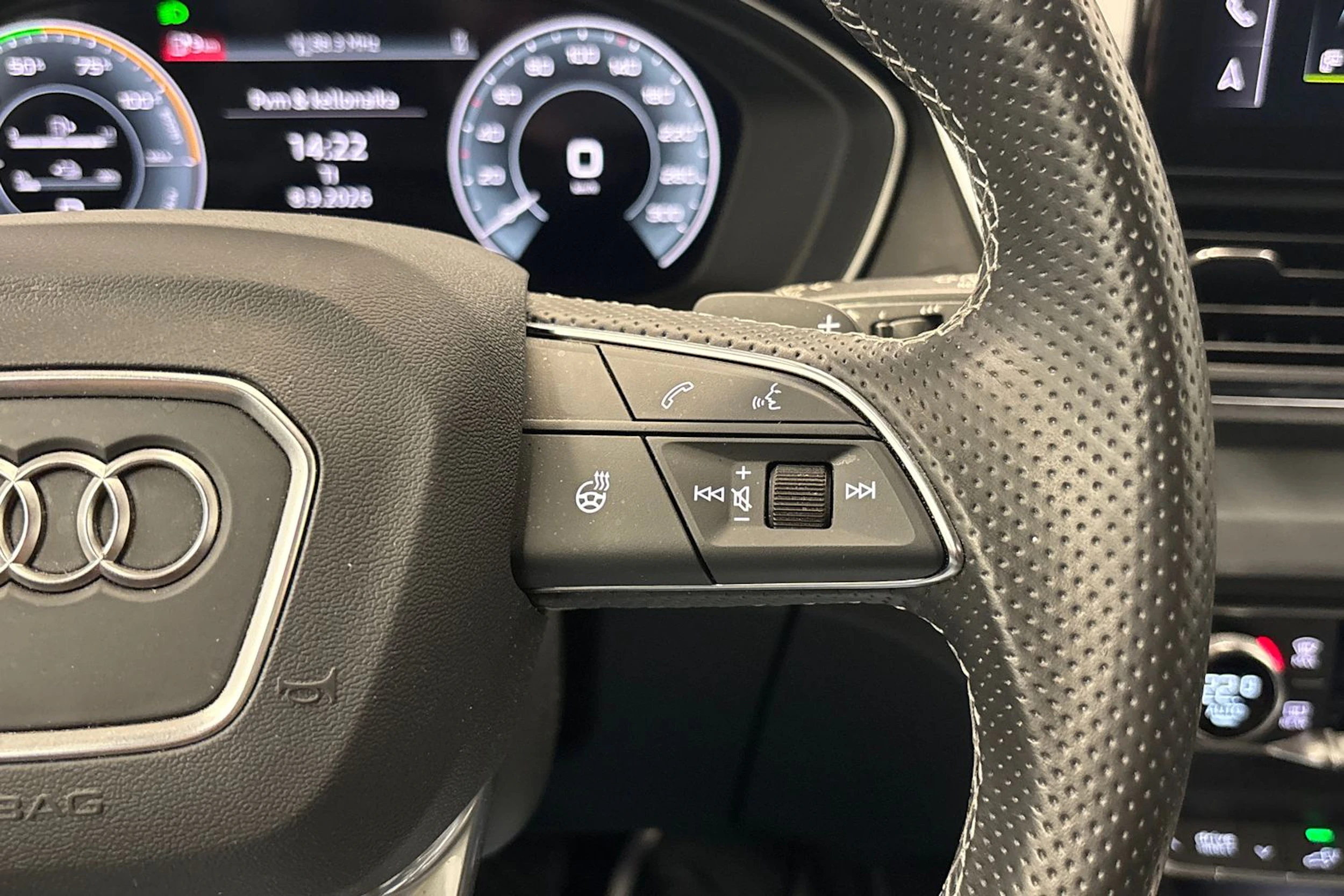 musta Audi Q5 2023 kuva 20.