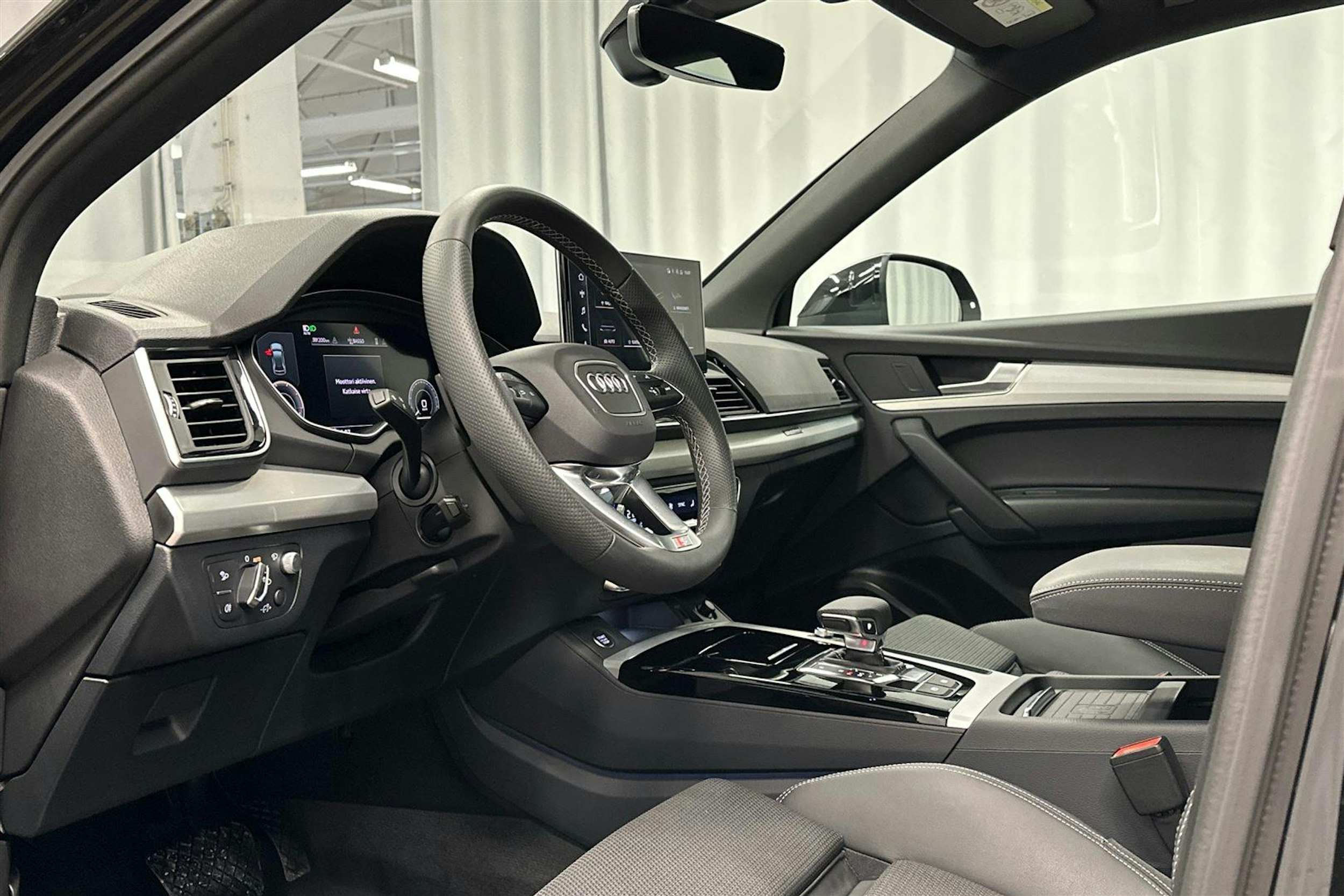 musta Audi Q5 2024 kuva 6.