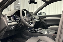 musta Audi Q5 2024 kuva 6.
