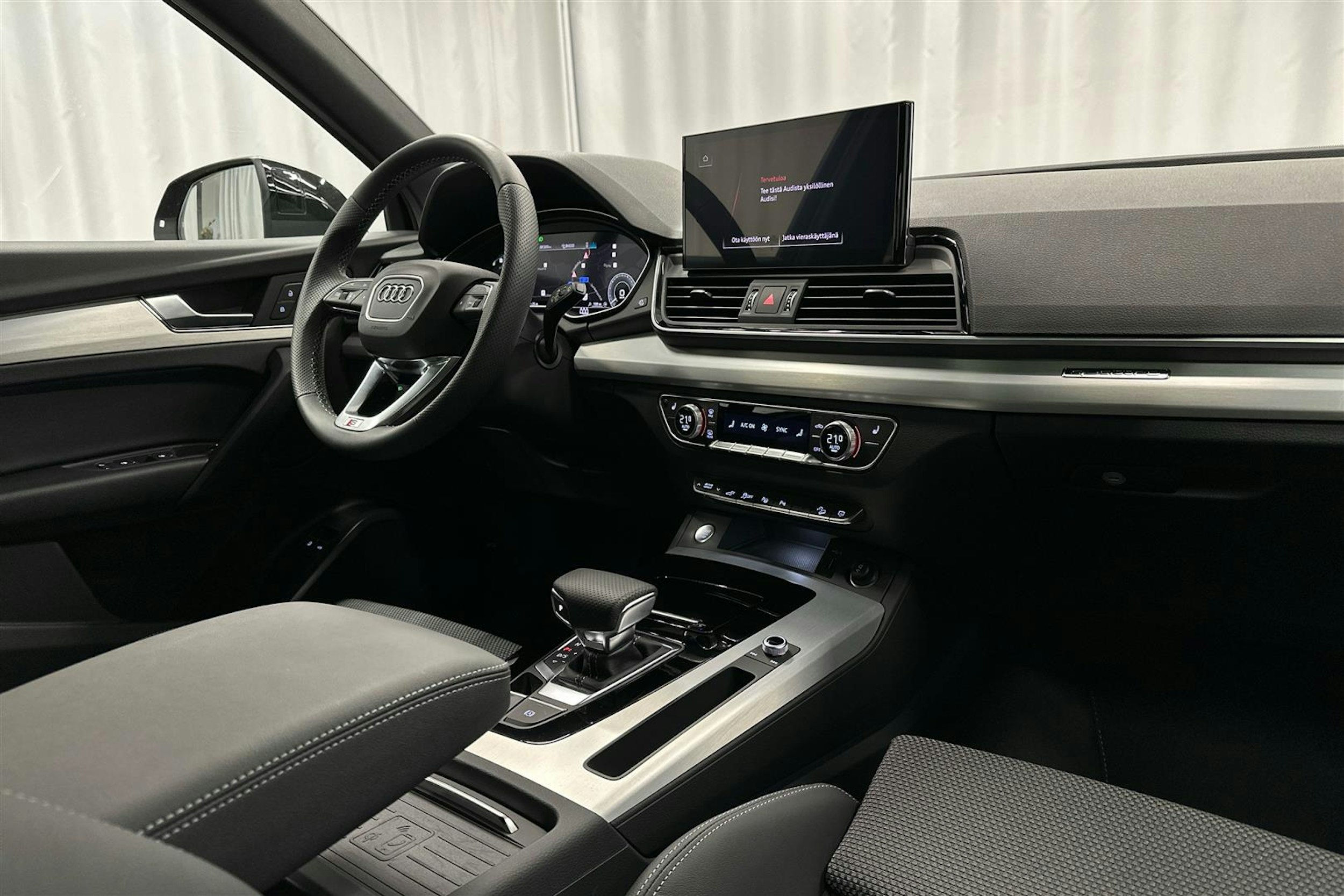 musta Audi Q5 2024 kuva 7.