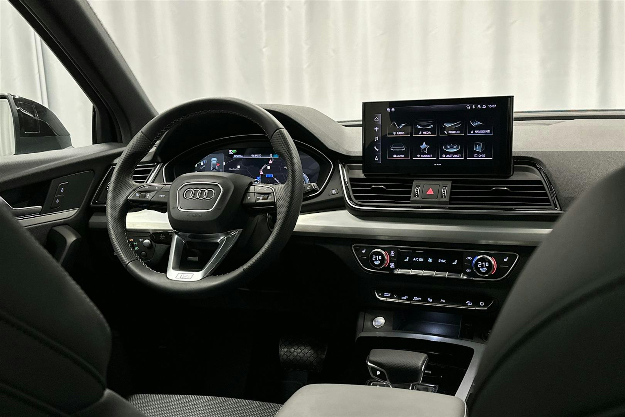 musta Audi Q5 2024 kuva 8.