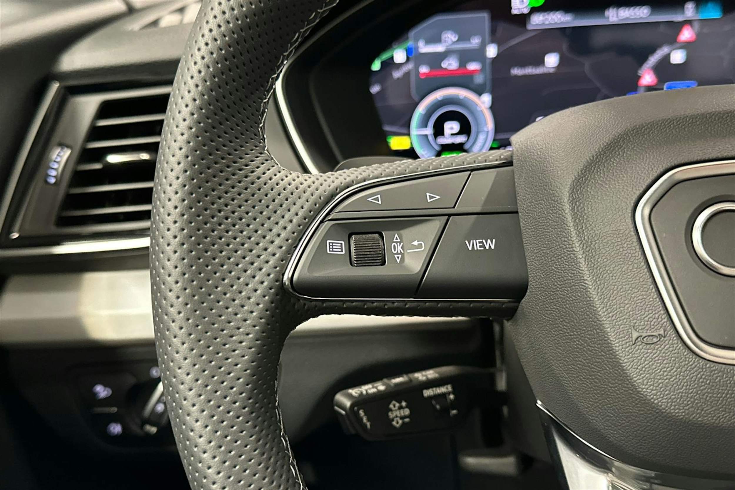 musta Audi Q5 2024 kuva 9.