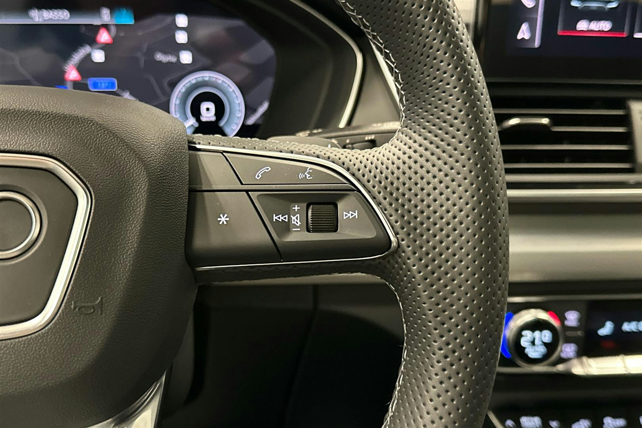 musta Audi Q5 2024 kuva 10.