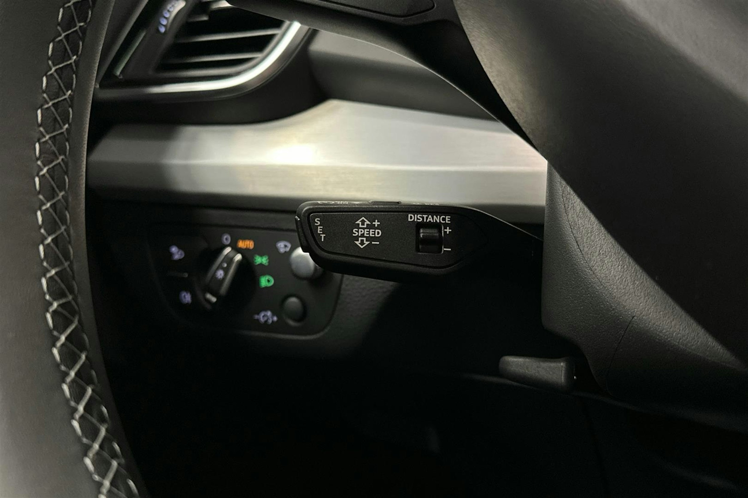 musta Audi Q5 2024 kuva 11.