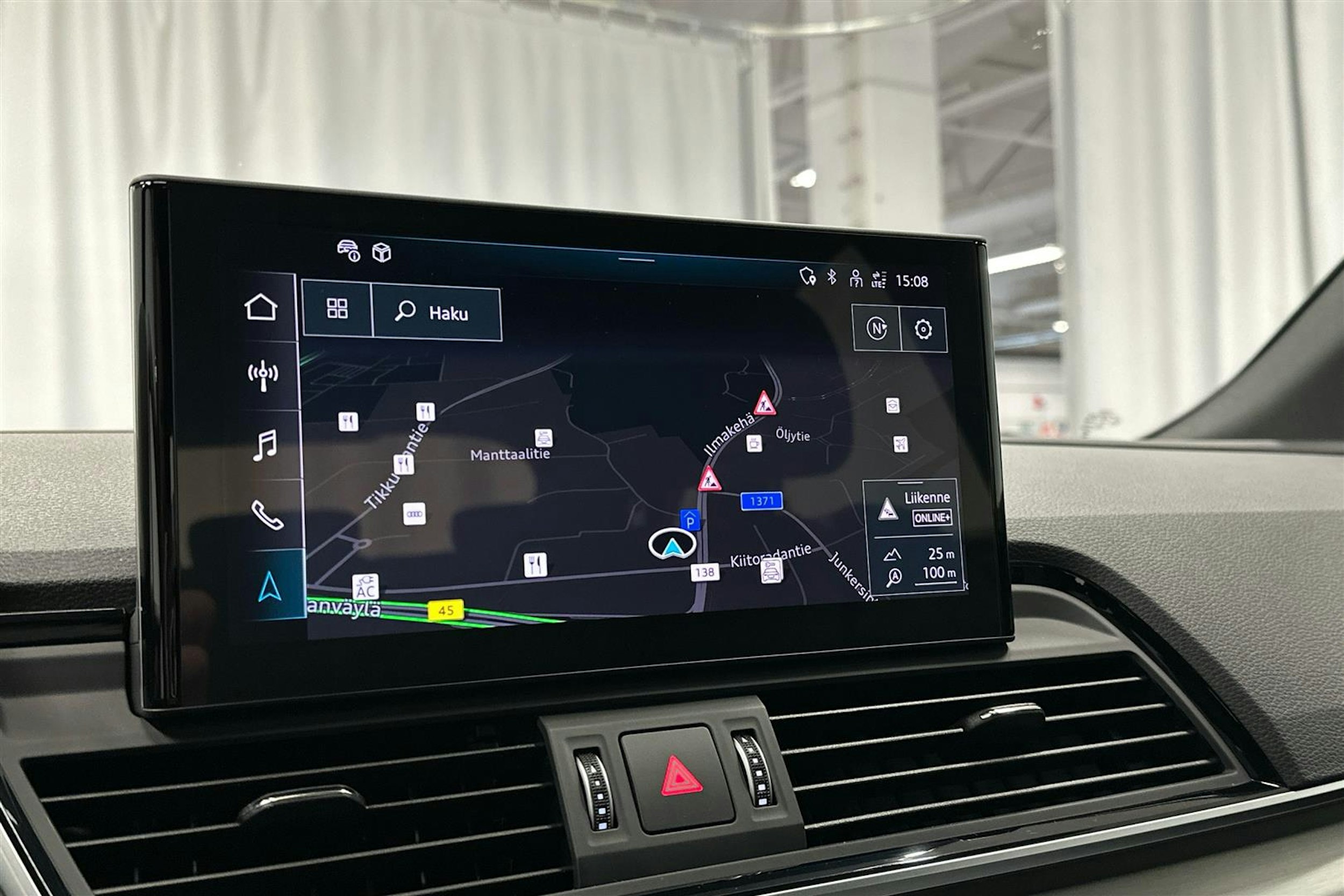 musta Audi Q5 2024 kuva 14.