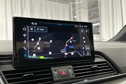 musta Audi Q5 2024 kuva 14.