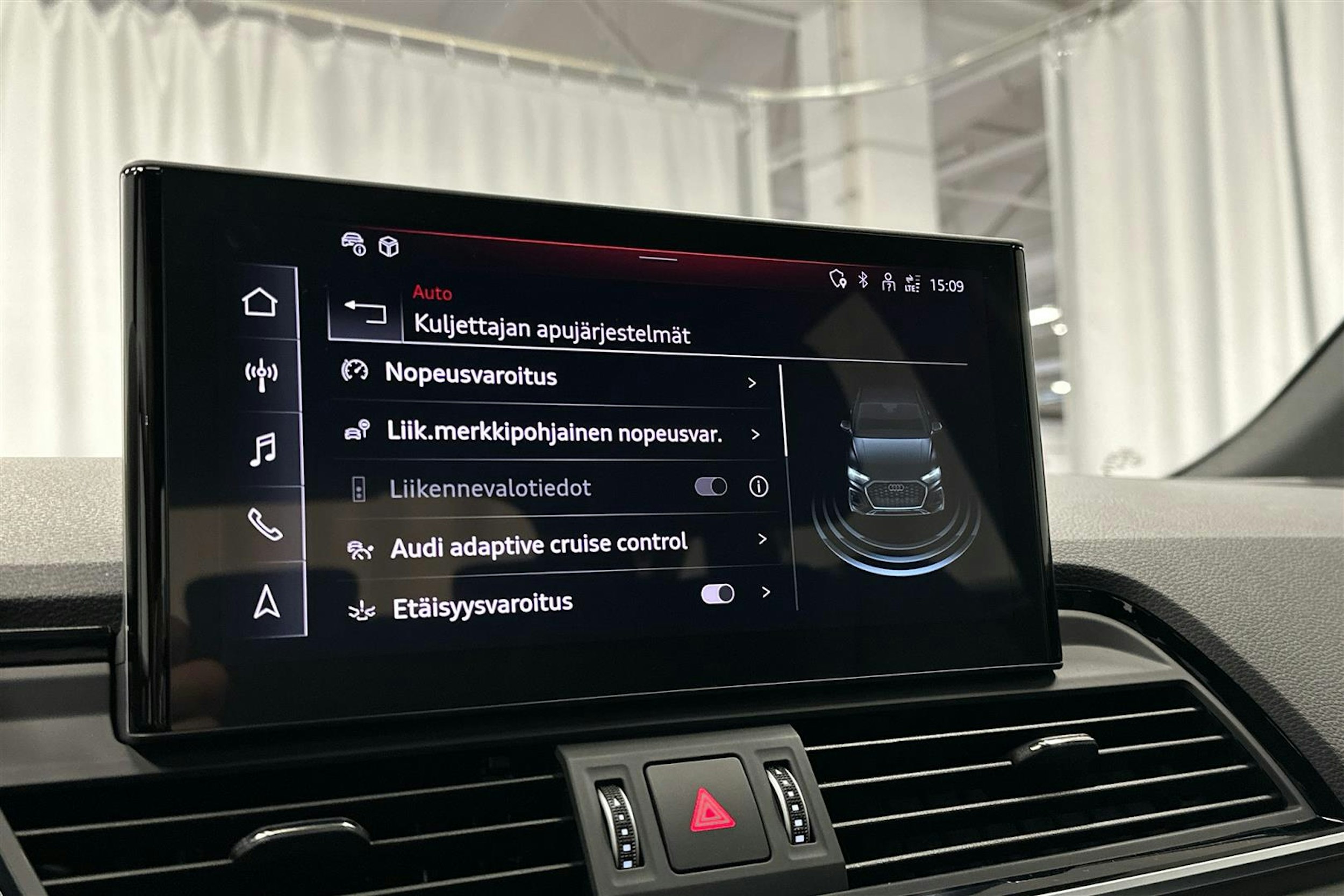 musta Audi Q5 2024 kuva 18.