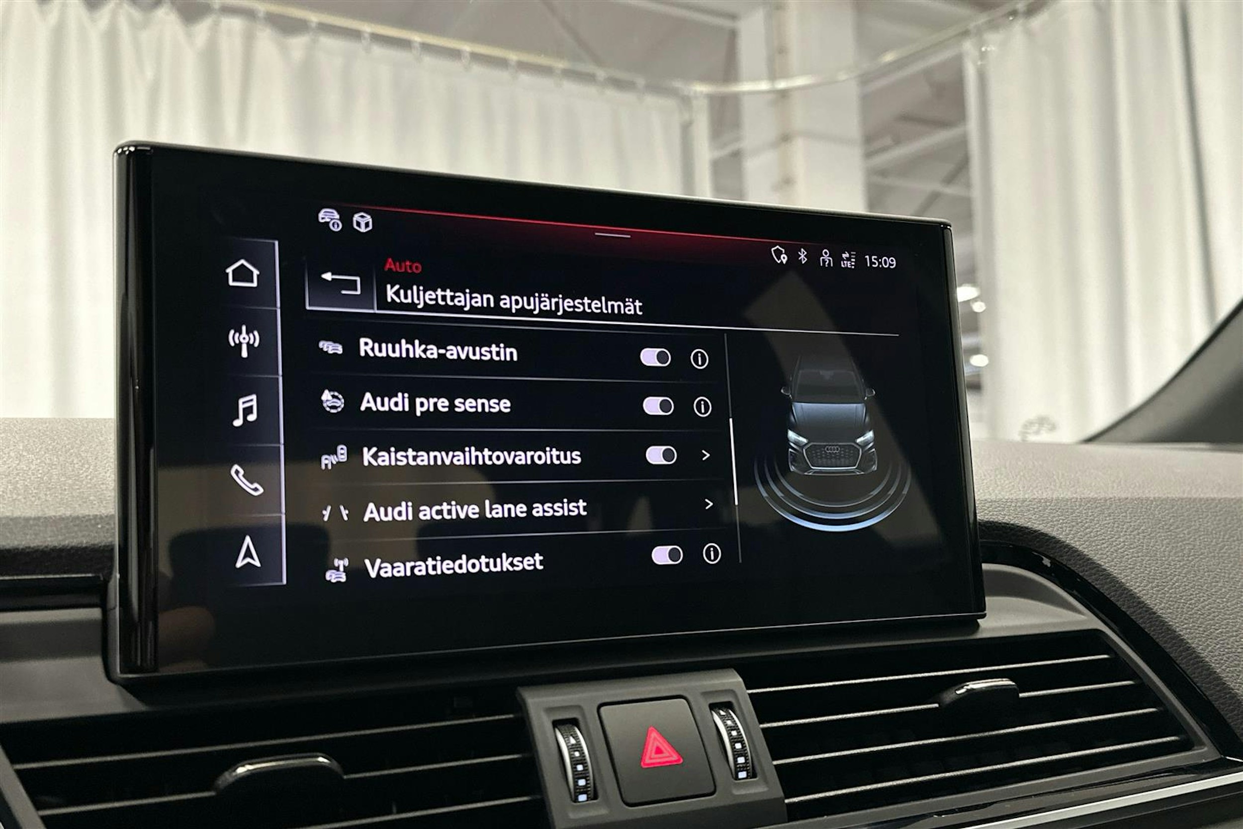 musta Audi Q5 2024 kuva 19.
