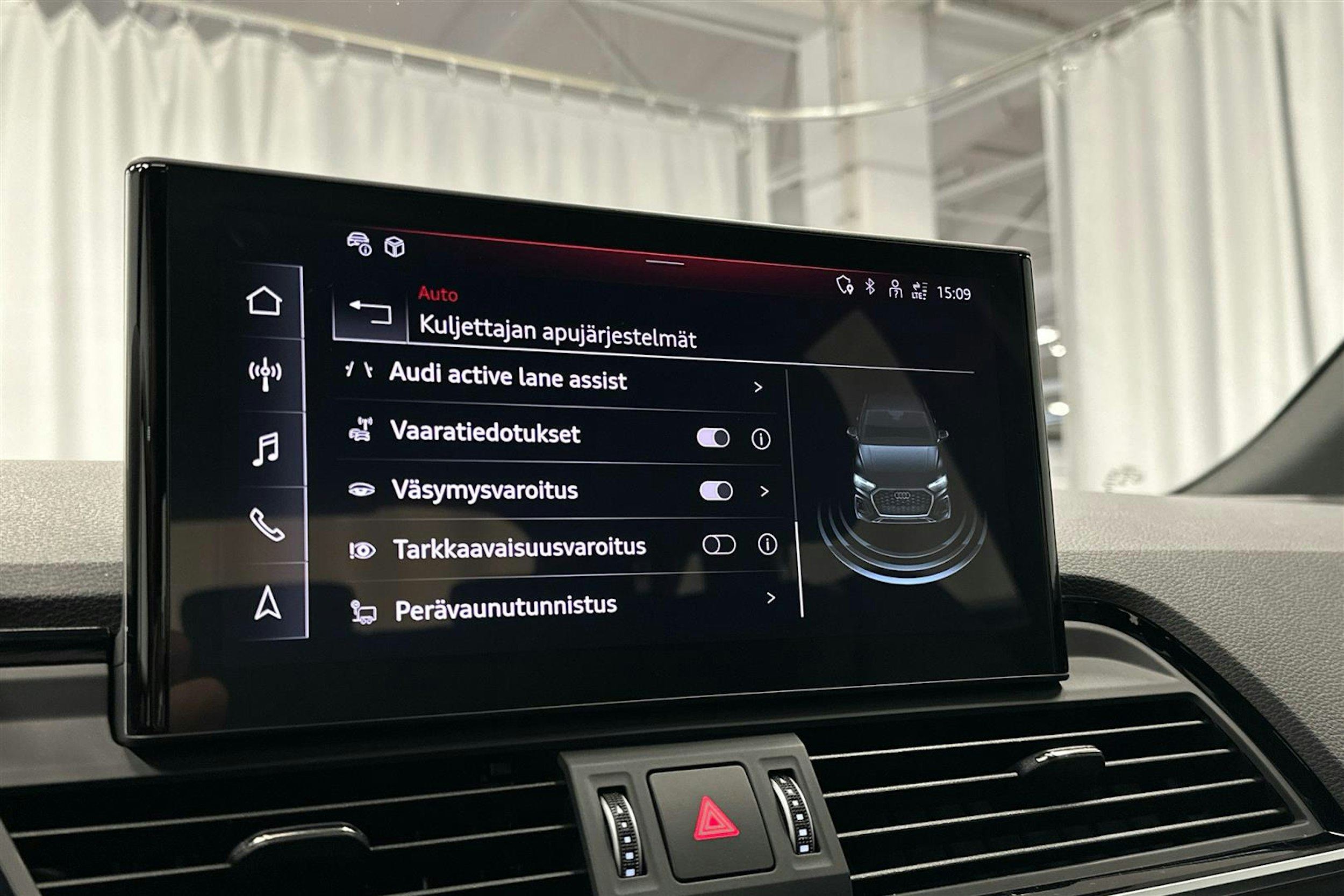 musta Audi Q5 2024 kuva 20.