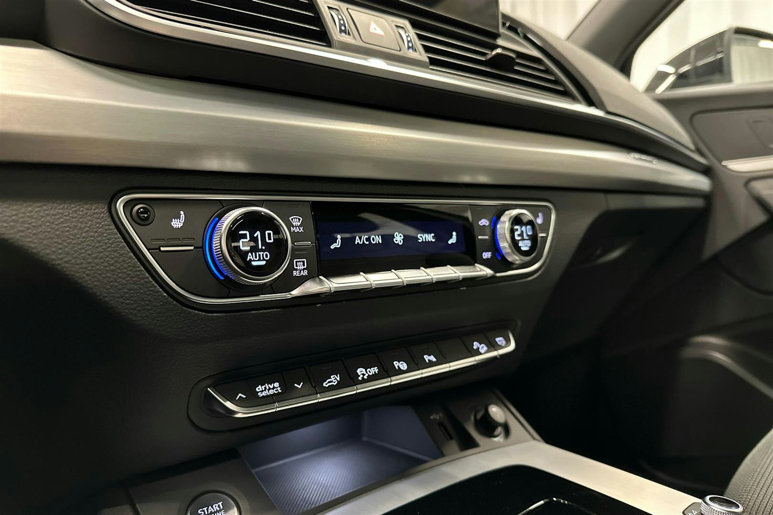 musta Audi Q5 2024 kuva 21.