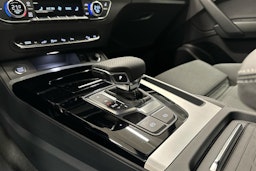 musta Audi Q5 2024 kuva 22.