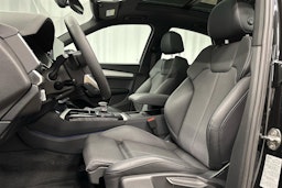 musta Audi Q5 2024 kuva 23.