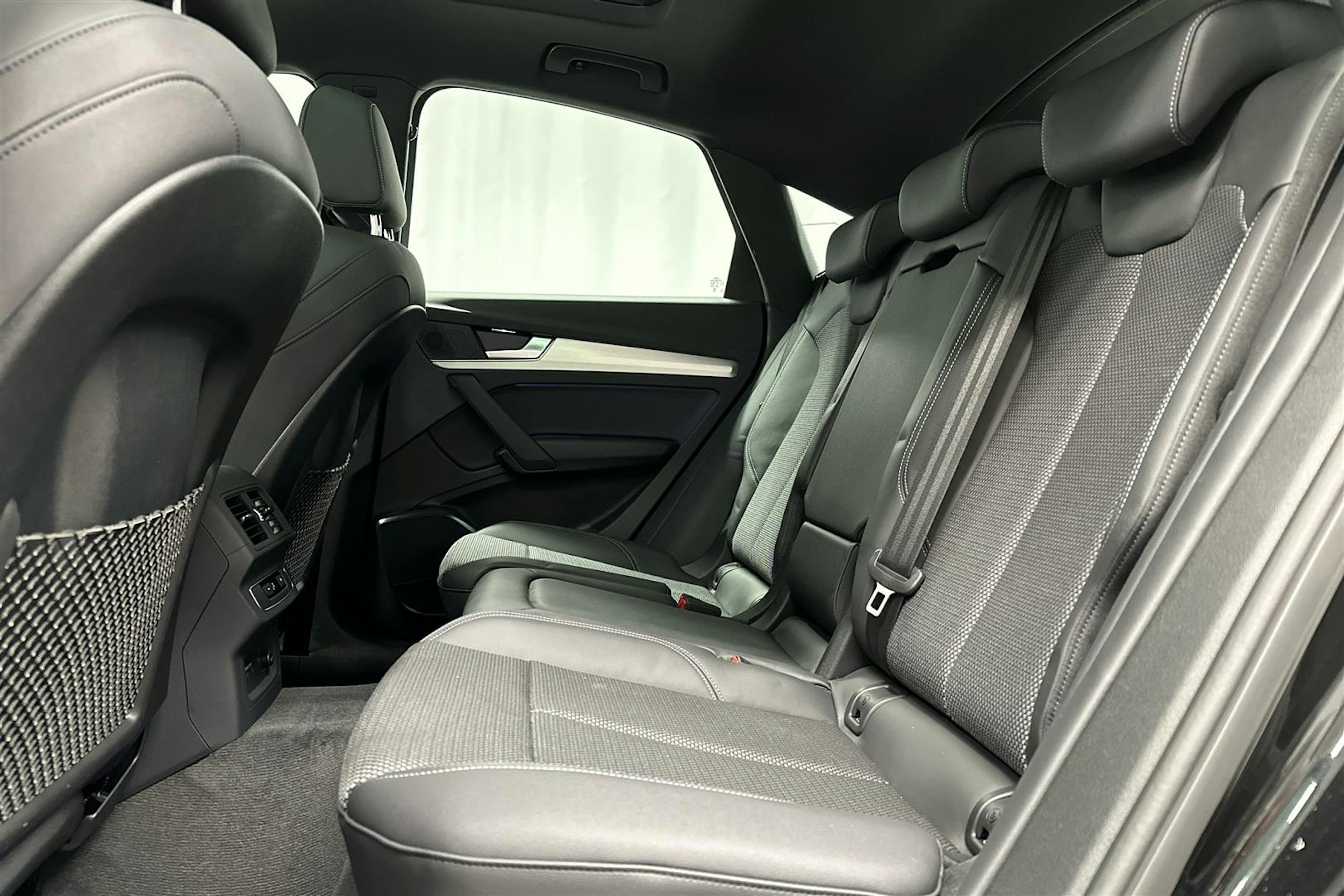 musta Audi Q5 2024 kuva 25.