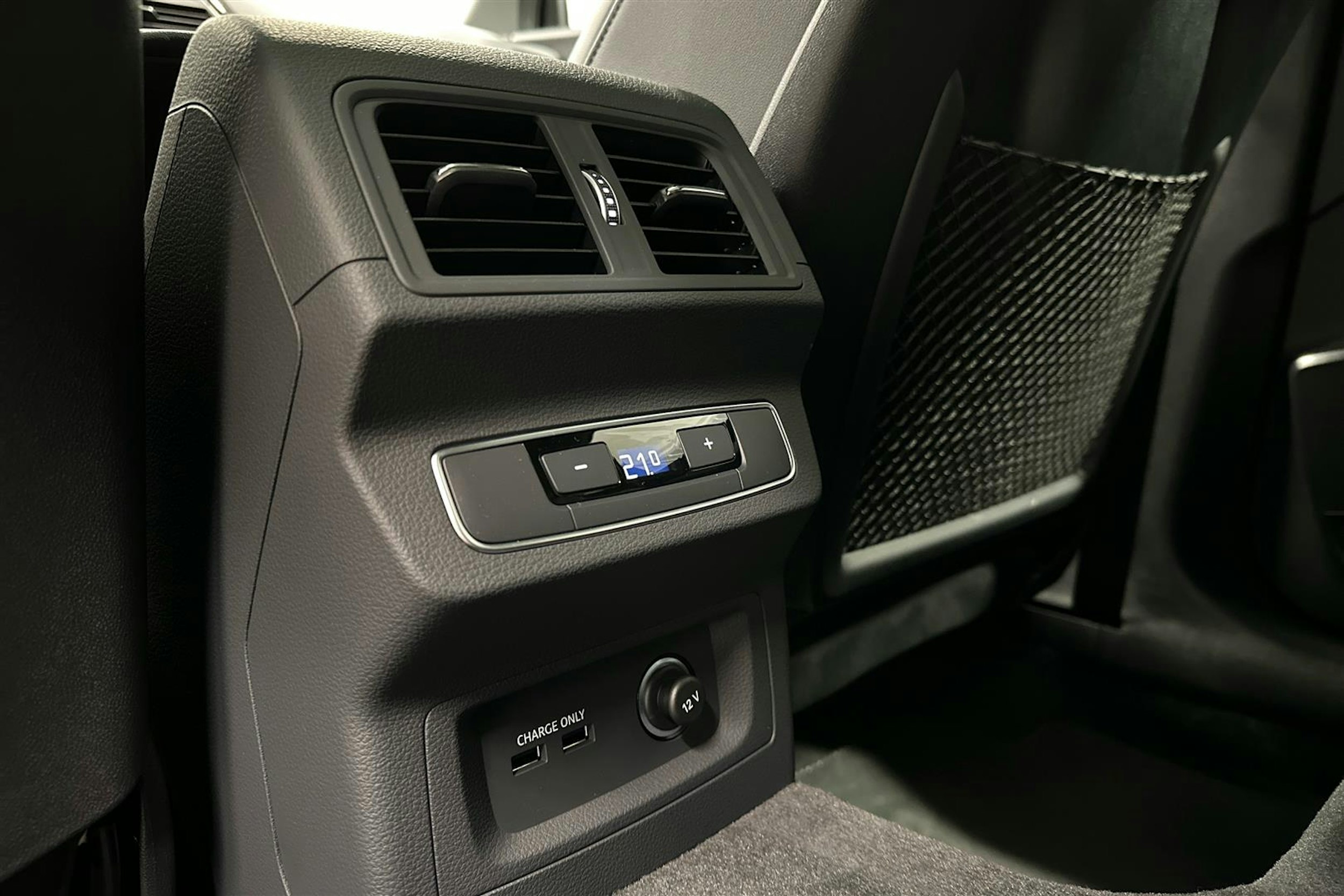 musta Audi Q5 2024 kuva 26.