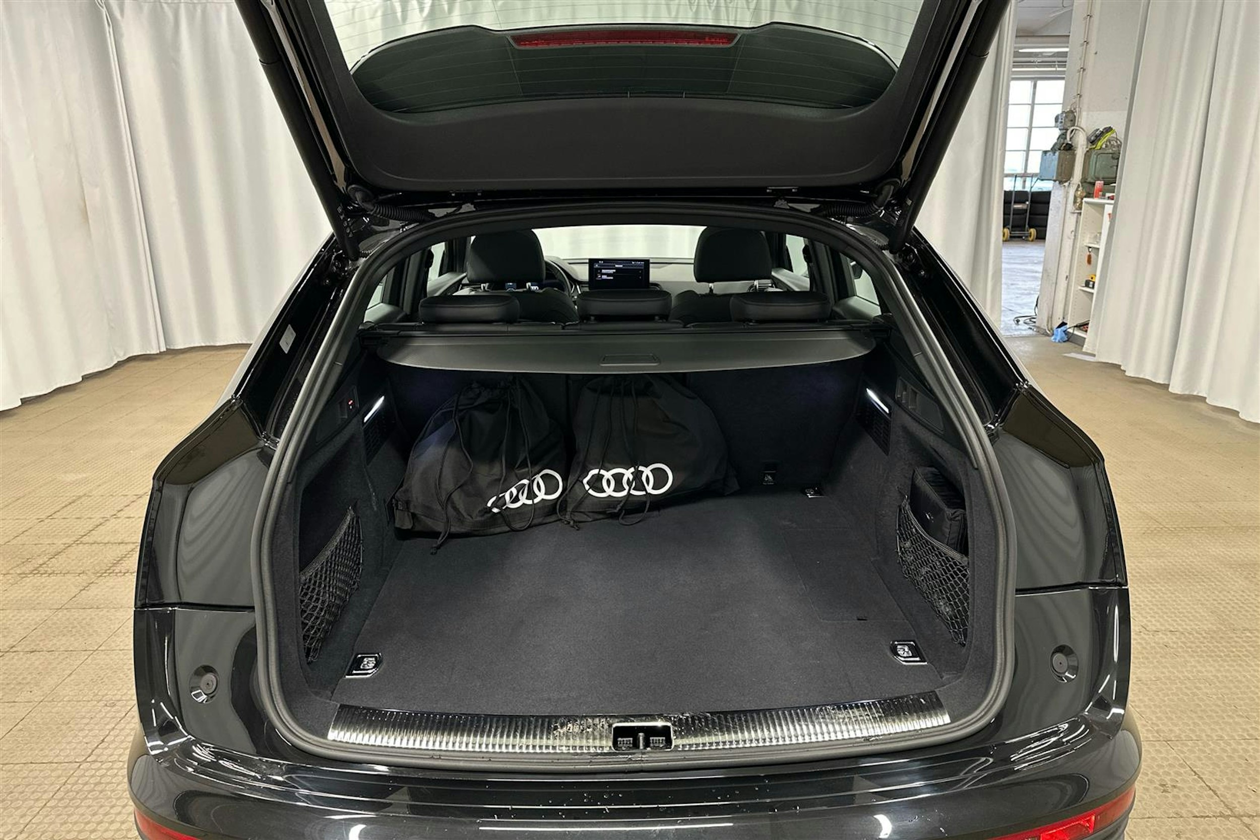 musta Audi Q5 2024 kuva 27.