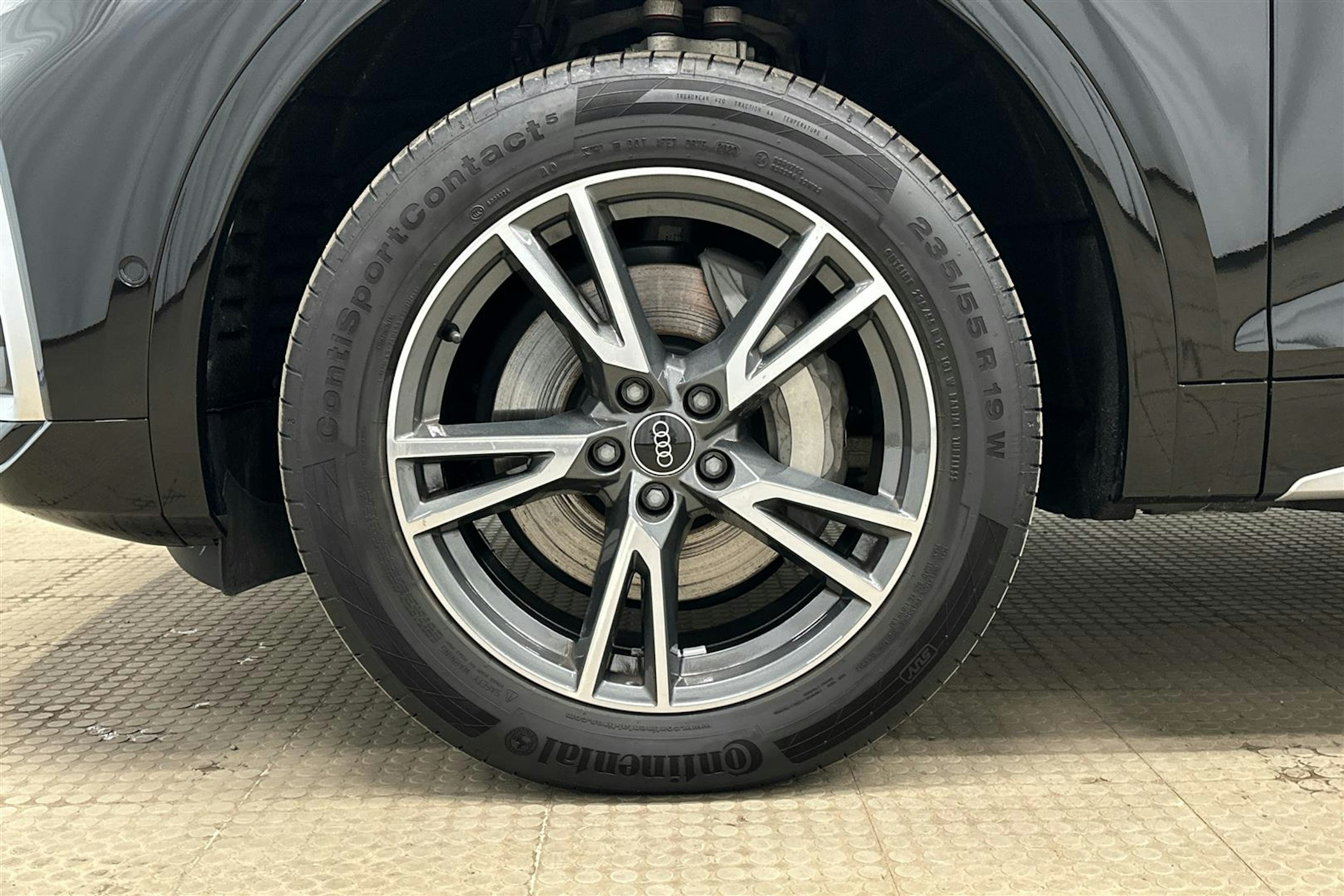 musta Audi Q5 2024 kuva 30.