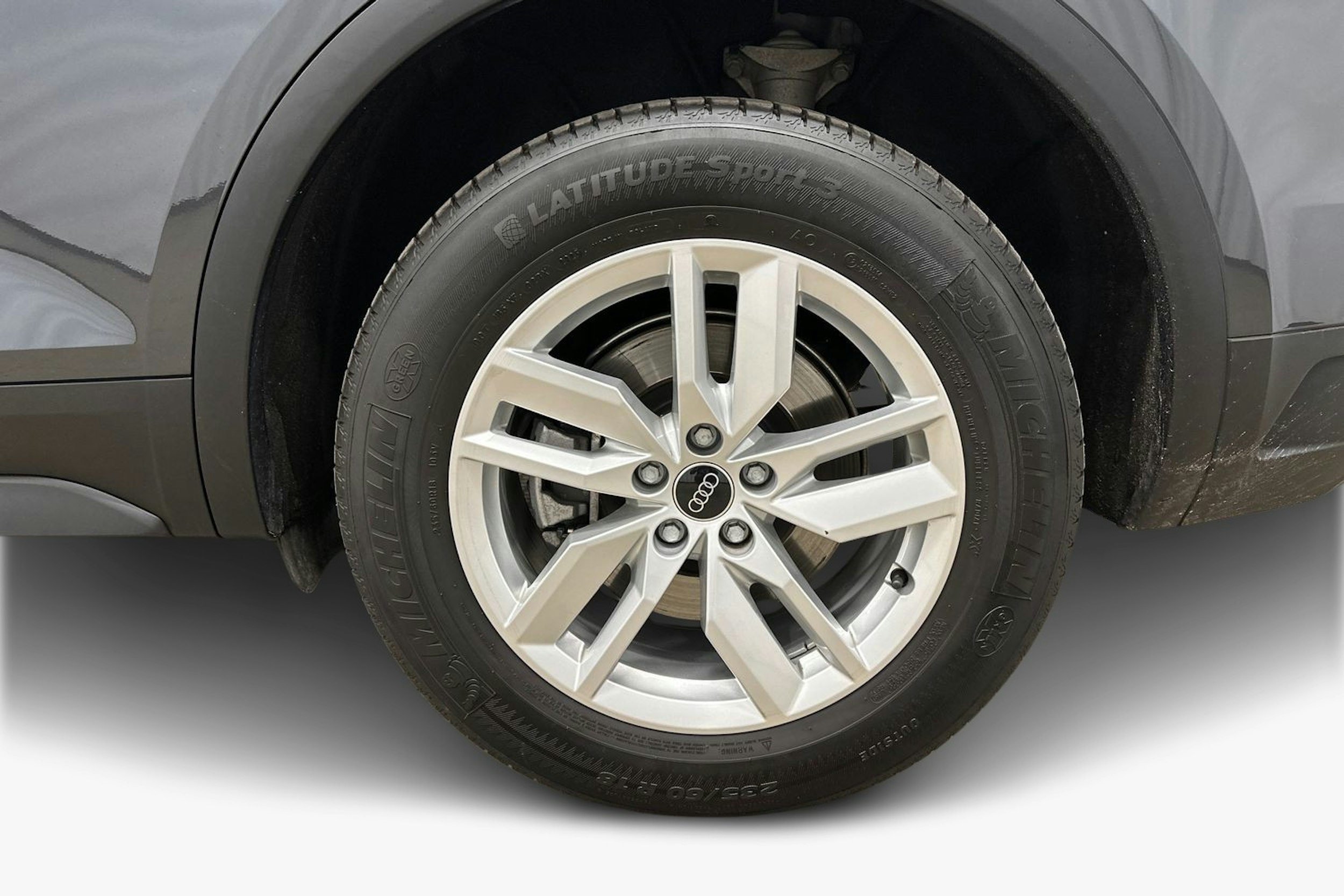 harmaa Audi Q5 2024 kuva 11.