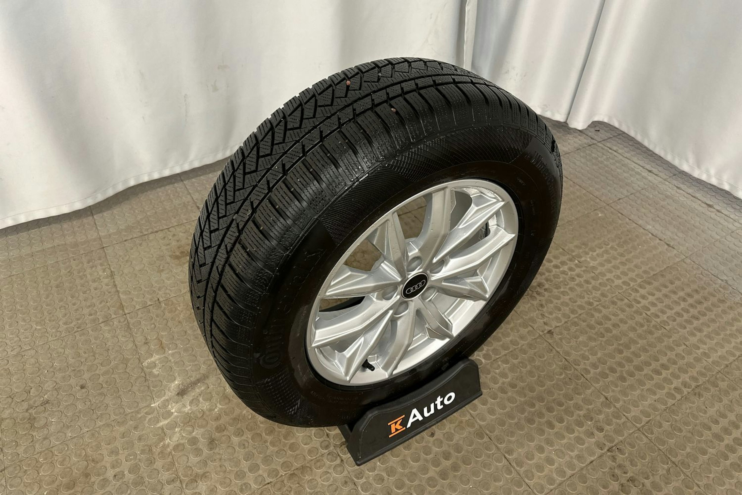 harmaa Audi Q5 2024 kuva 12.
