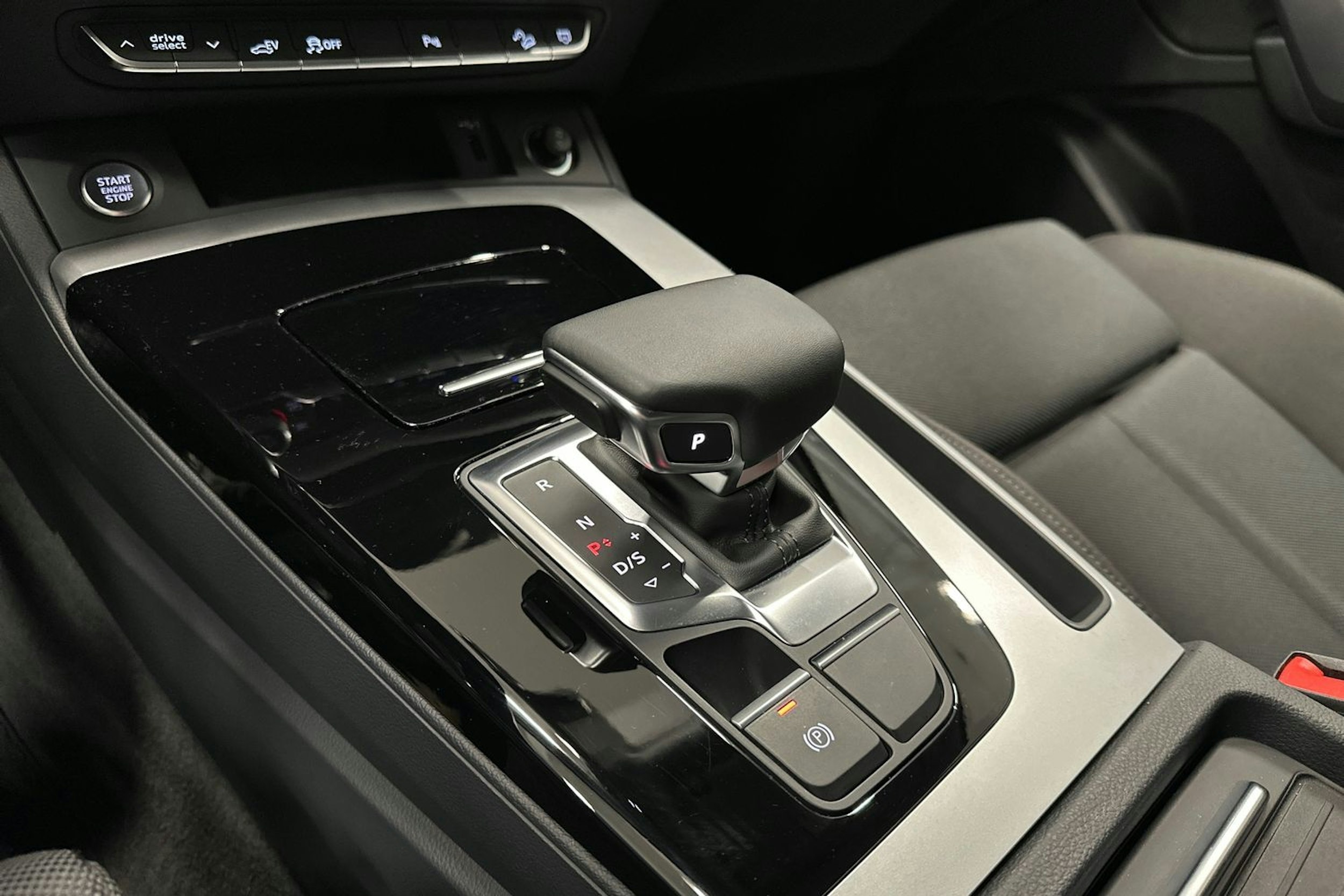 harmaa Audi Q5 2024 kuva 26.