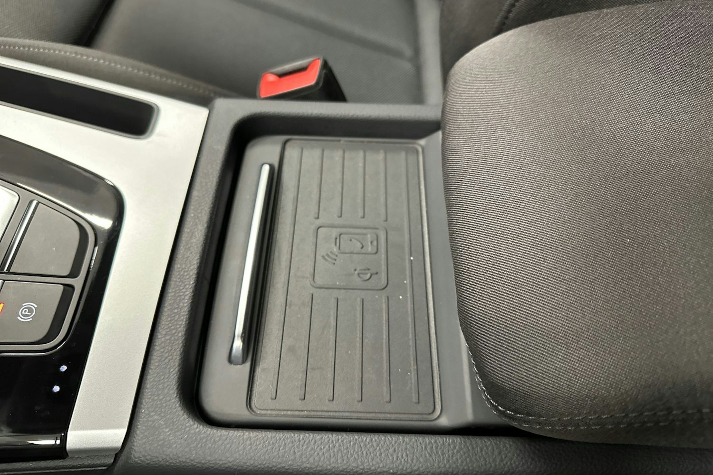 harmaa Audi Q5 2024 kuva 27.