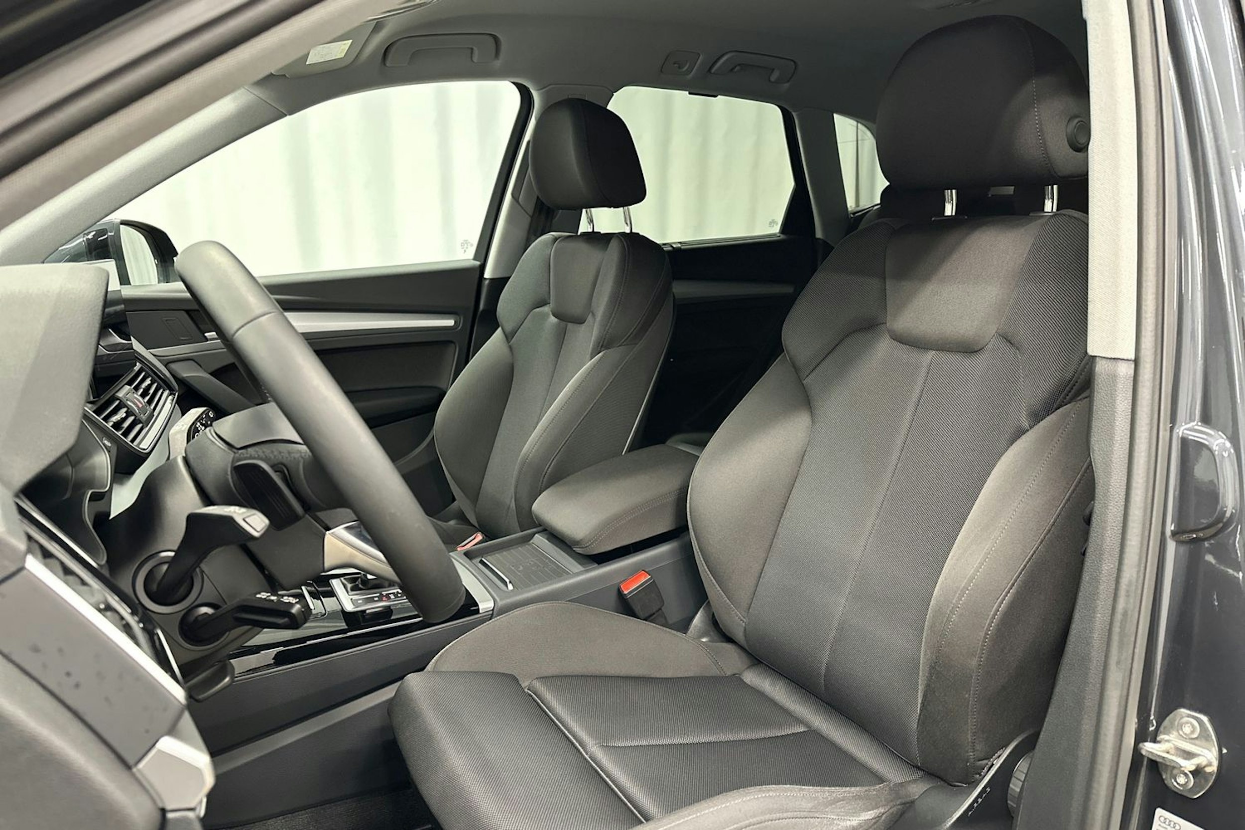 harmaa Audi Q5 2024 kuva 28.
