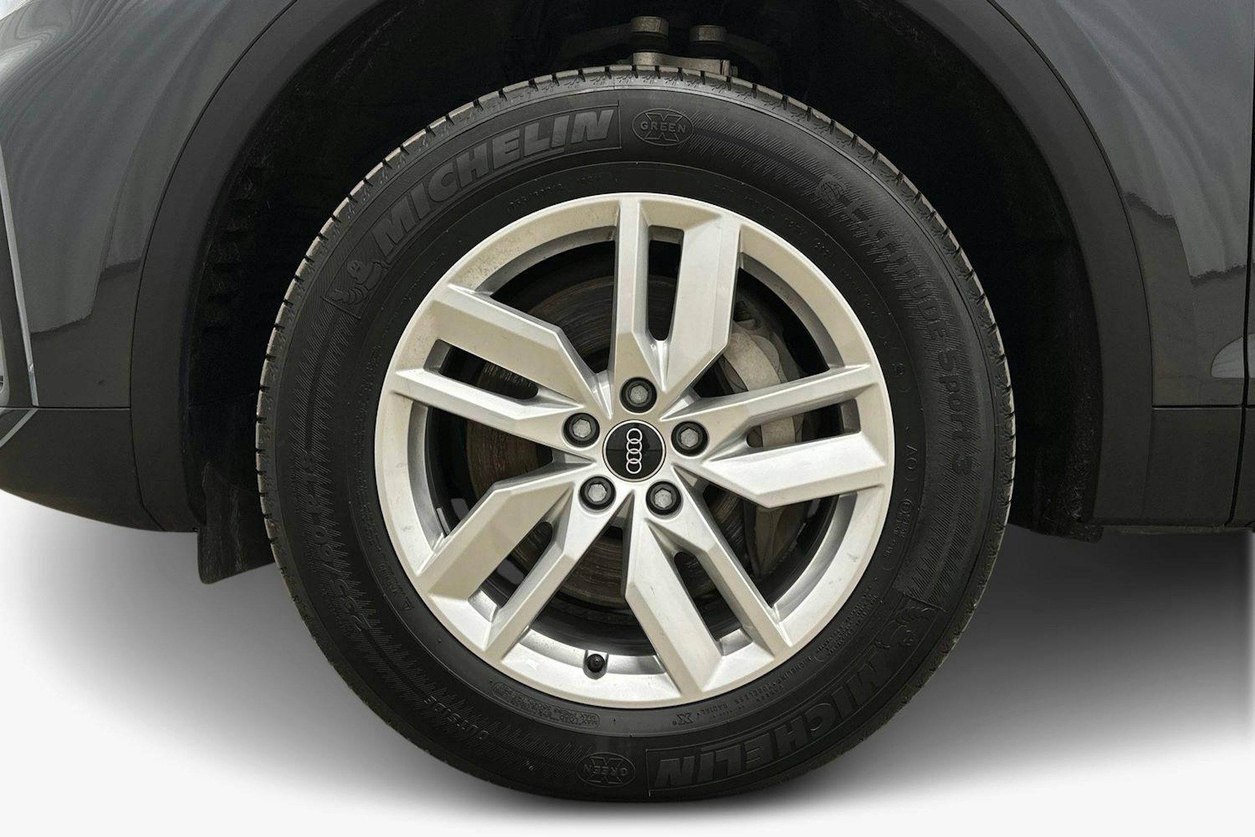 harmaa Audi Q5 2024 kuva 9.