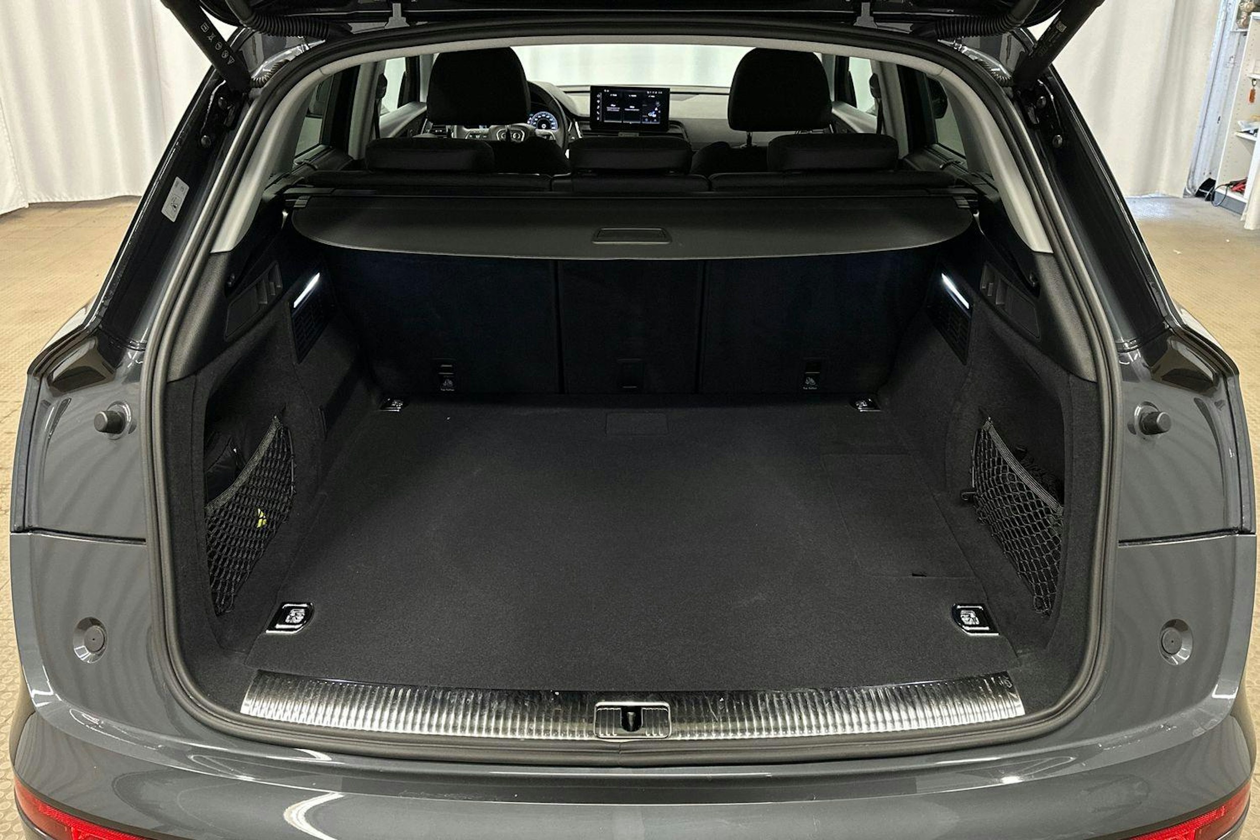 harmaa Audi Q5 2024 kuva 12.