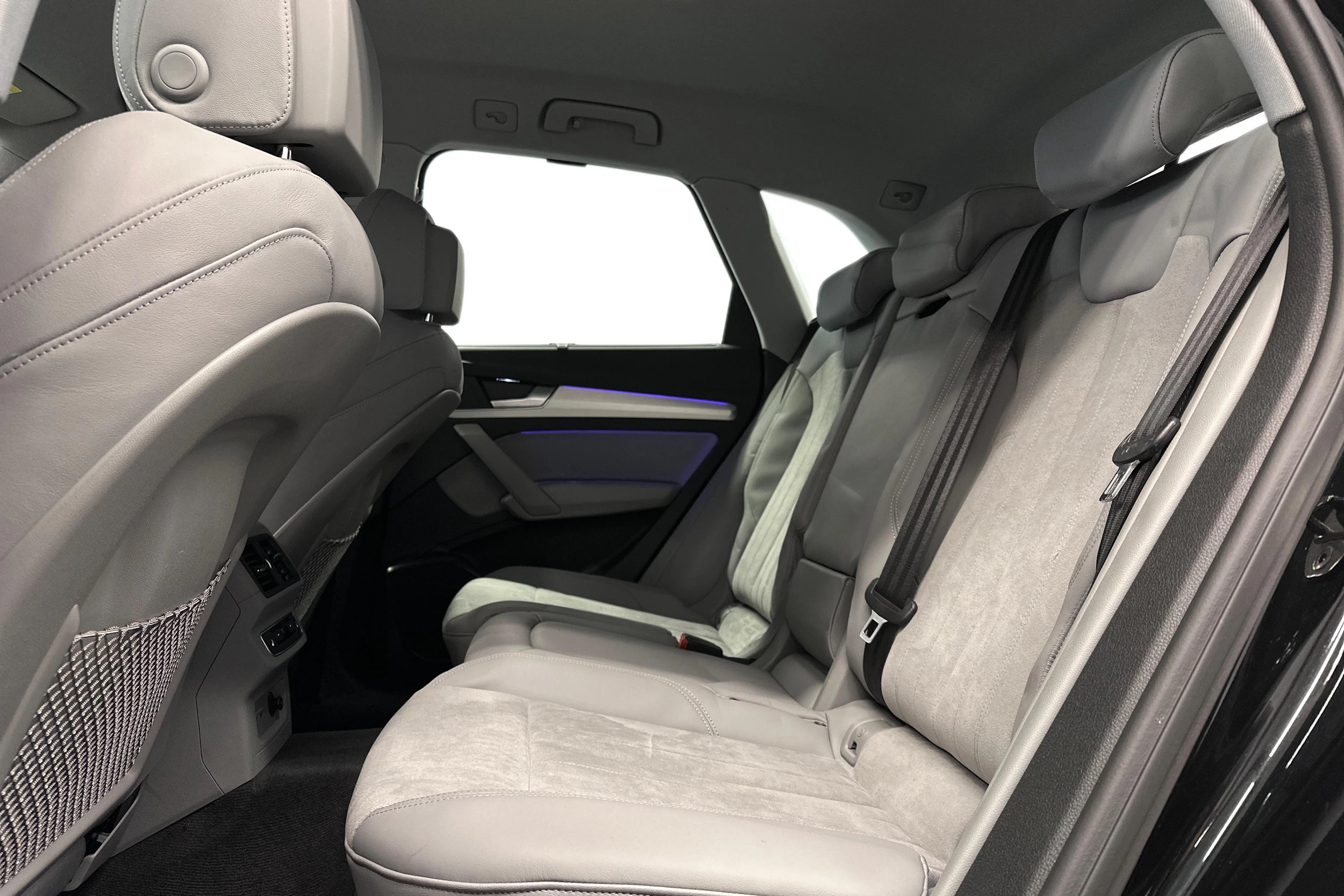 musta Audi Q5 2024 kuva 8.