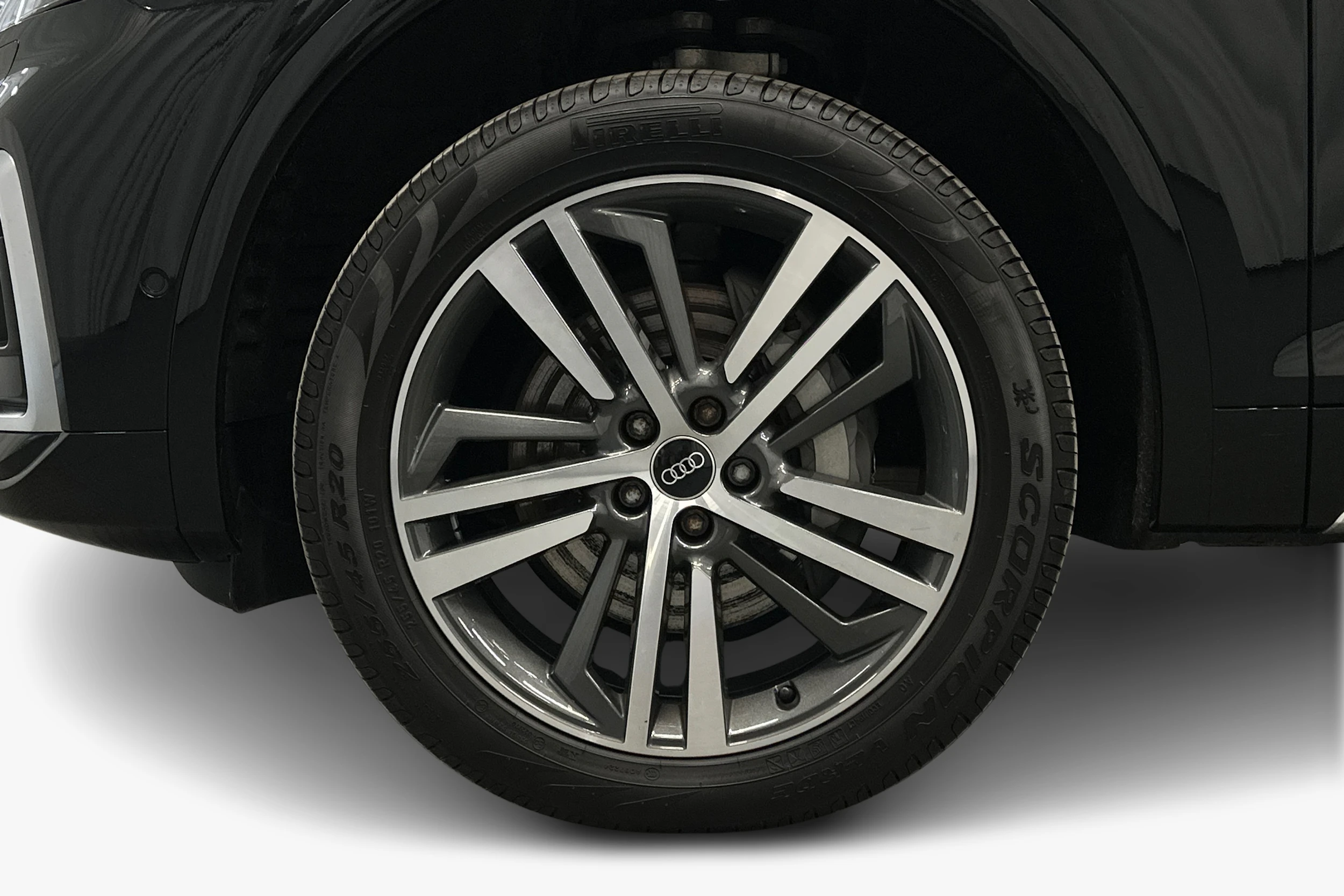 musta Audi Q5 2024 kuva 9.