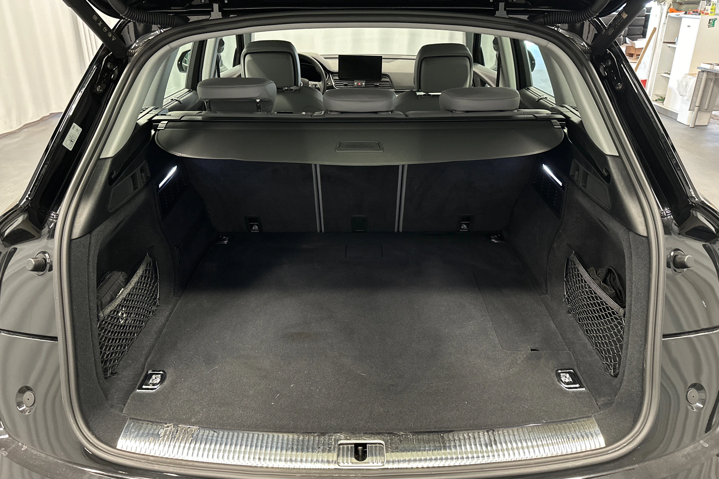 musta Audi Q5 2024 kuva 11.