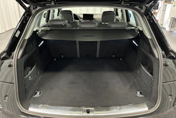 musta Audi Q5 2024 kuva 11.