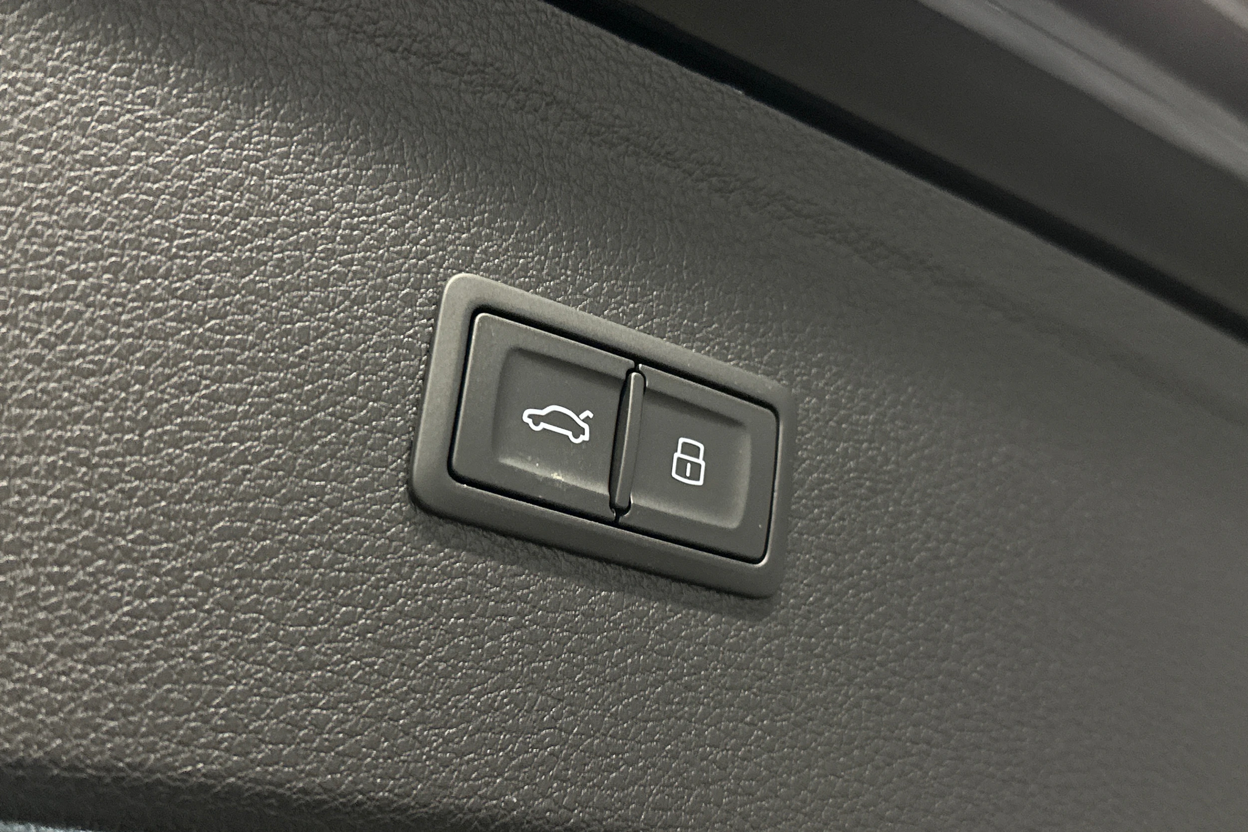 musta Audi Q5 2024 kuva 12.