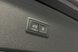 musta Audi Q5 2024 kuva 12.