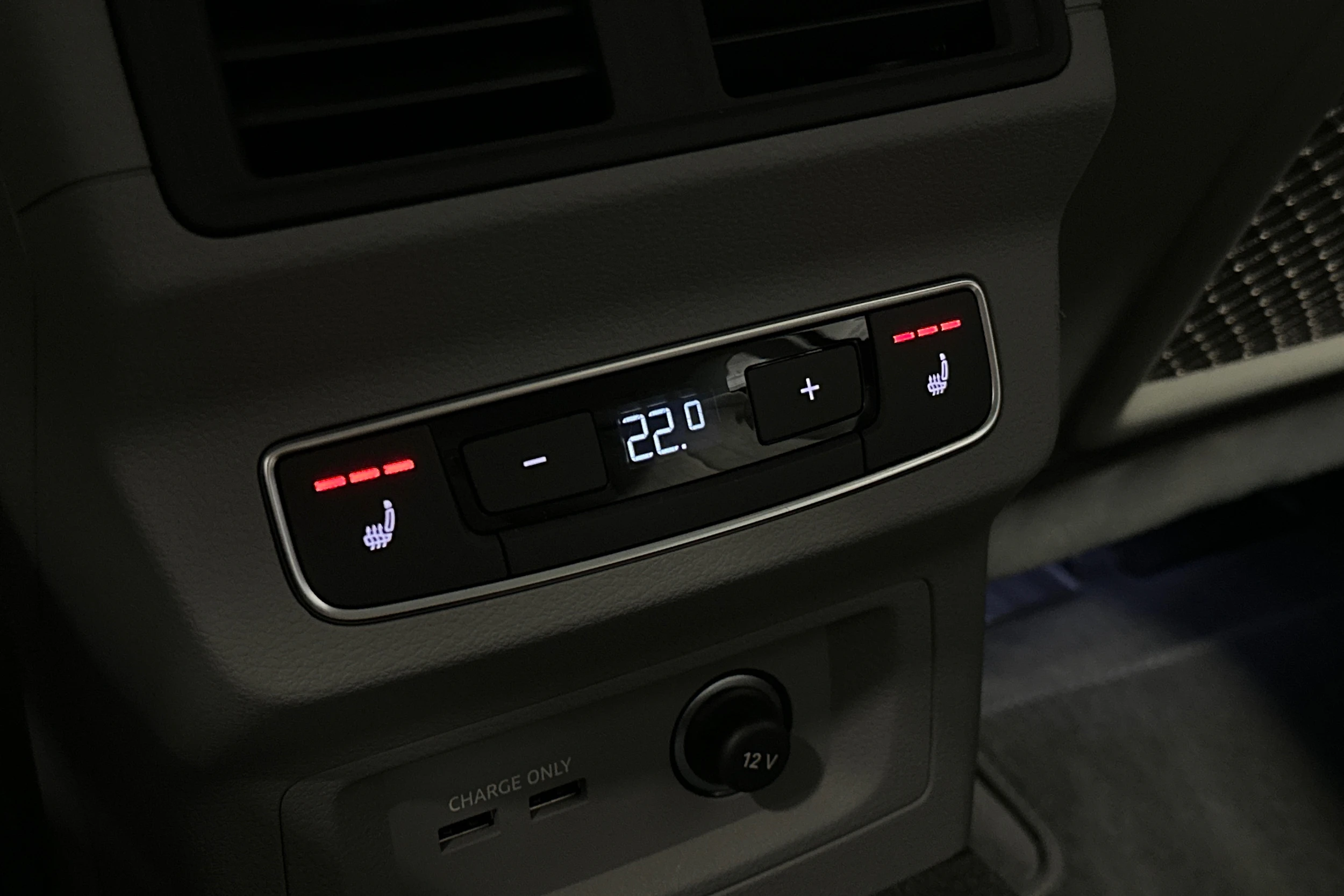 musta Audi Q5 2024 kuva 13.