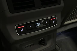 musta Audi Q5 2024 kuva 13.