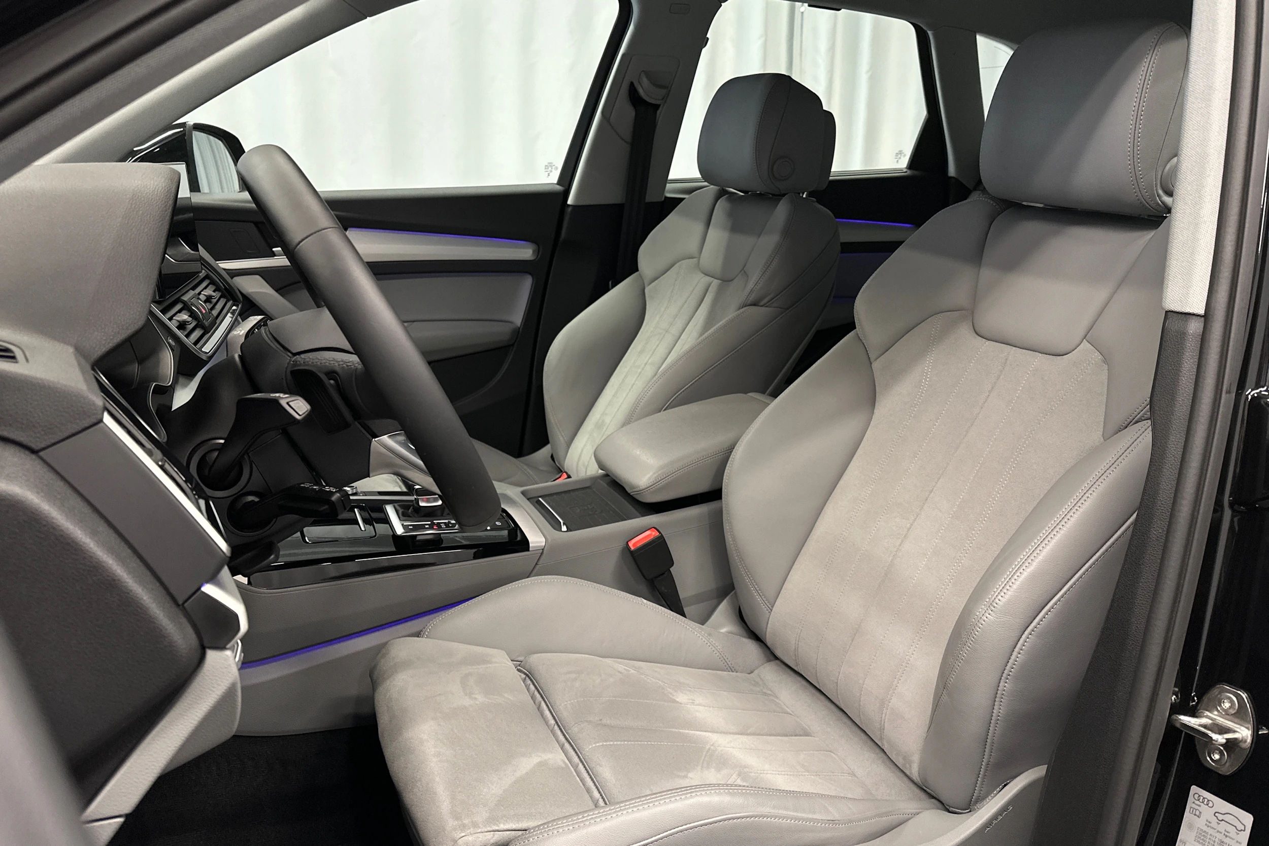 musta Audi Q5 2024 kuva 14.