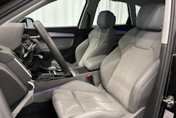 musta Audi Q5 2024 kuva 14.