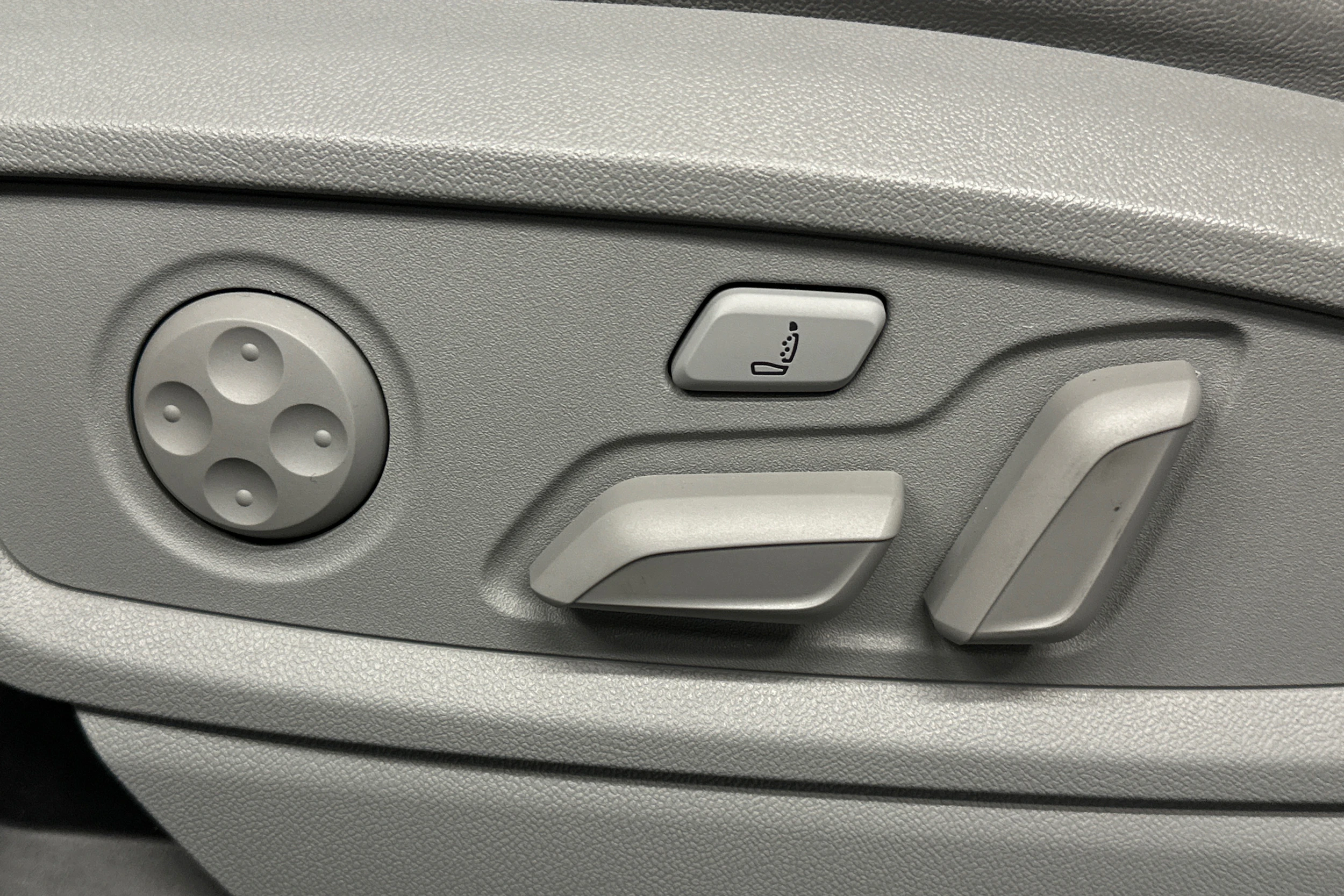 musta Audi Q5 2024 kuva 15.